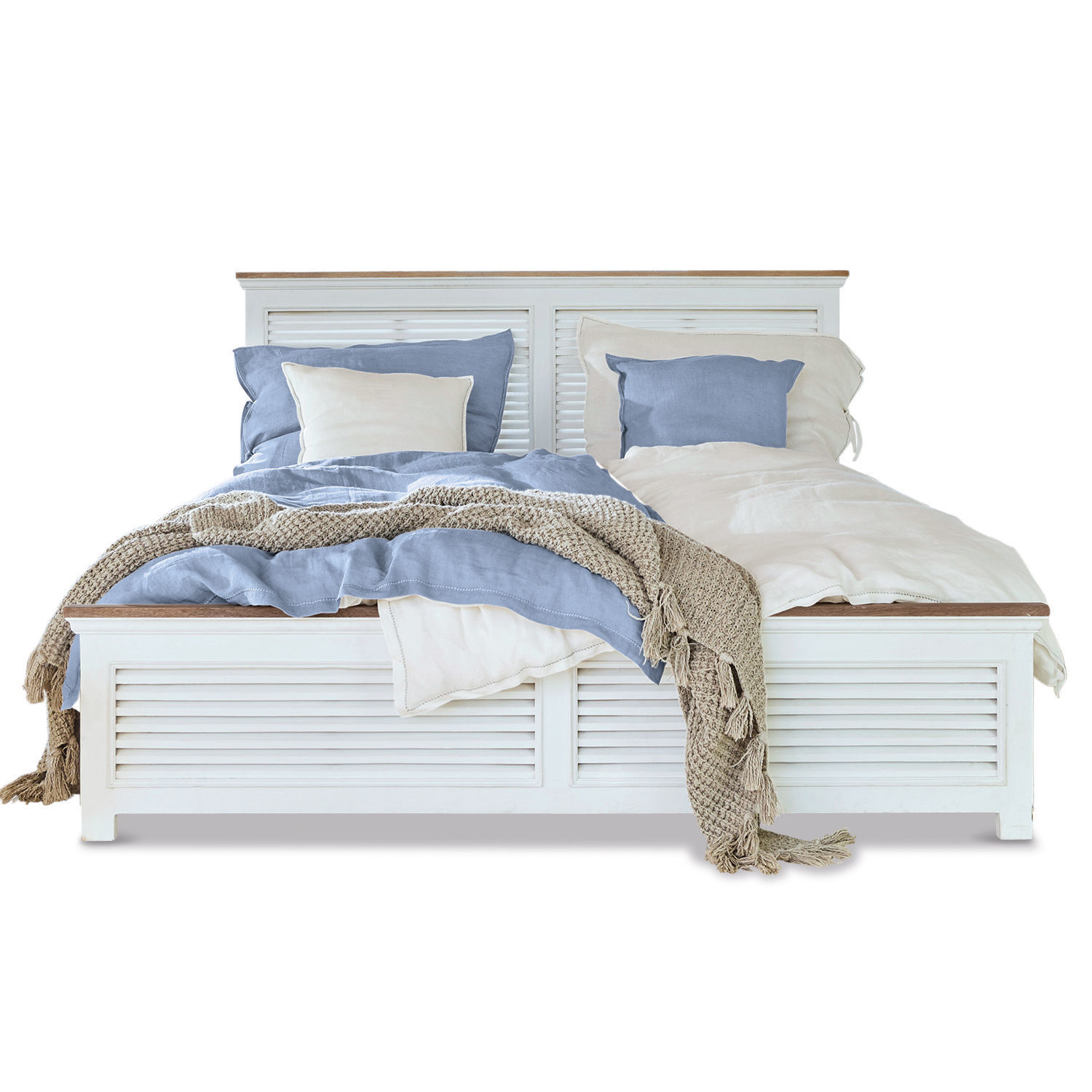 Letto Antje Letto in legno bianco con biancheria da letto blu e crema e coperta beige, stile scandinavo