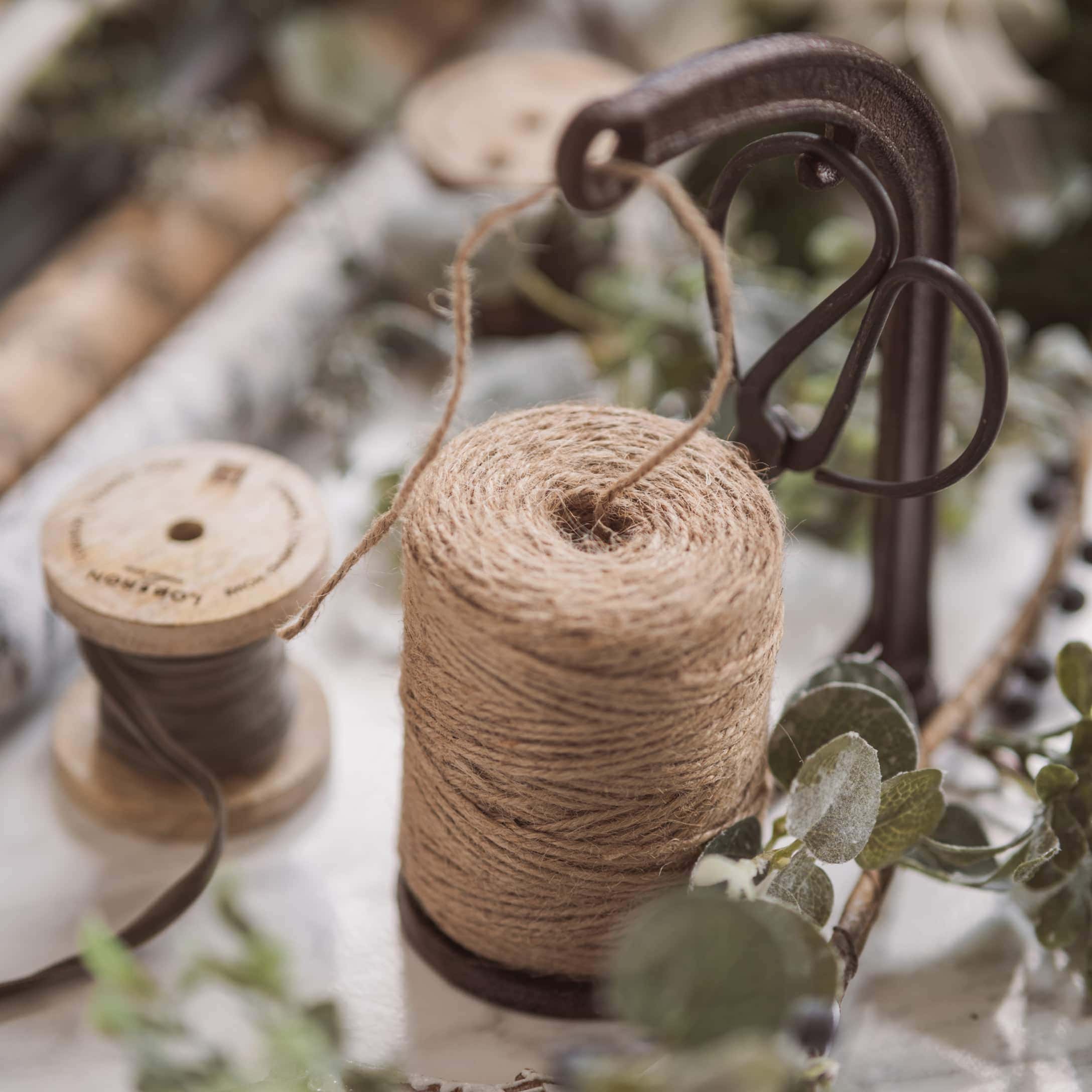 Spago di juta naturale su supporto metallico con forbici per decorazioni e fai-da-te