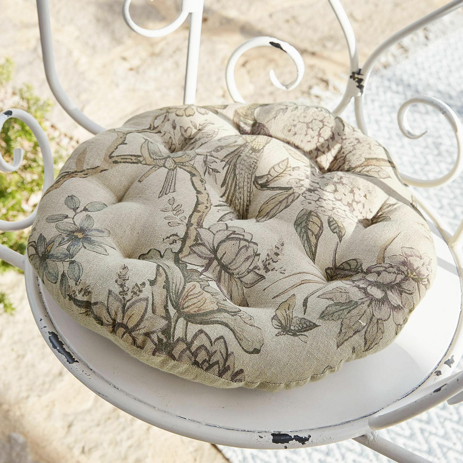 Cuscino da seduta Kayla Cuscino rotondo in cotone beige con motivo floreale e trapuntatura per sedia da giardino