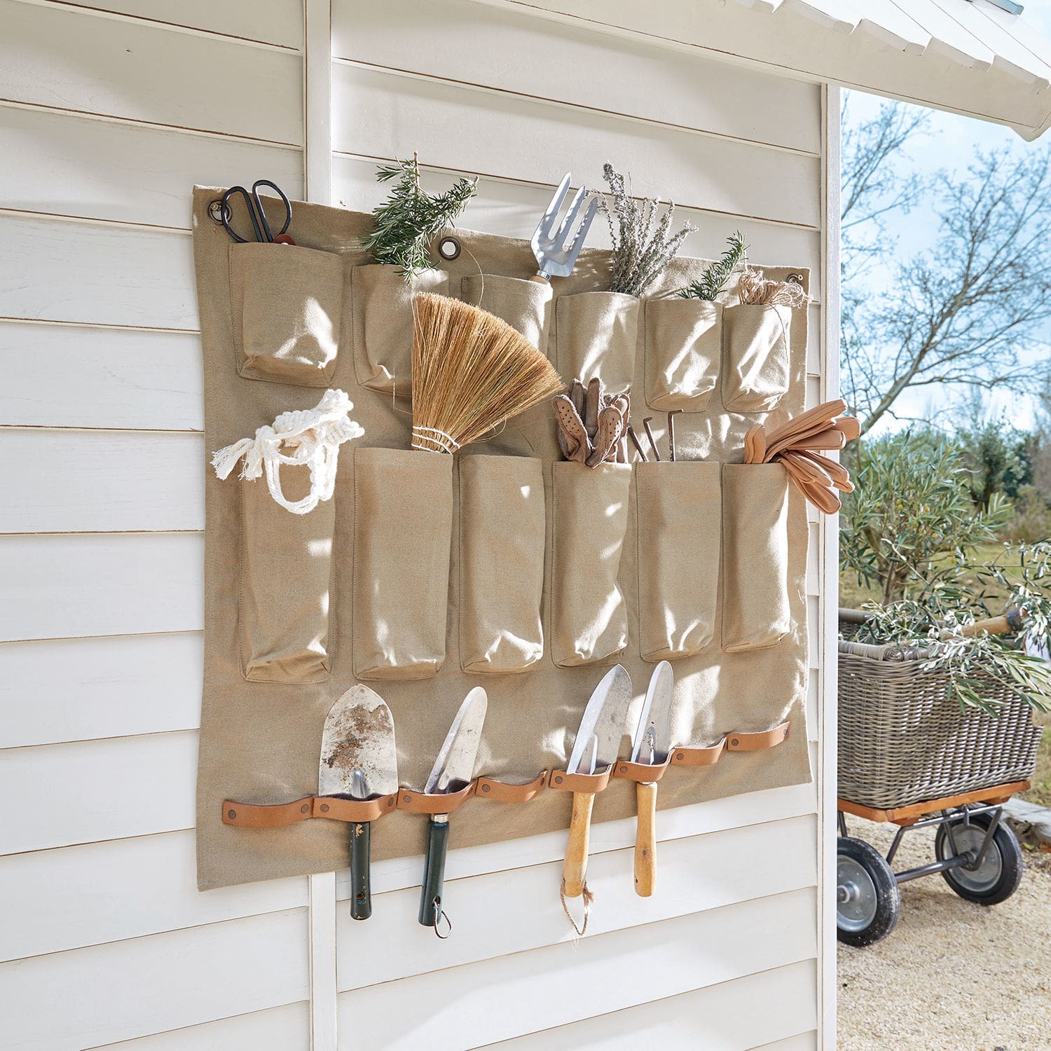 Portaoggetti Garda Organizzatore da parete beige in tessuto con tasche e supporti in pelle per attrezzi da giardino