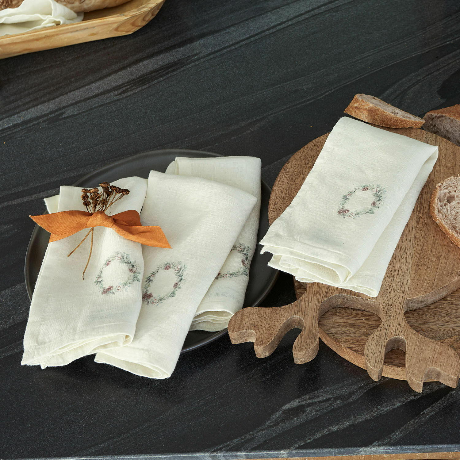 Set di 4 tovaglioli Torge Tovaglioli in lino crema con delicato motivo floreale, decorazione tavola e tessuti da cucina
