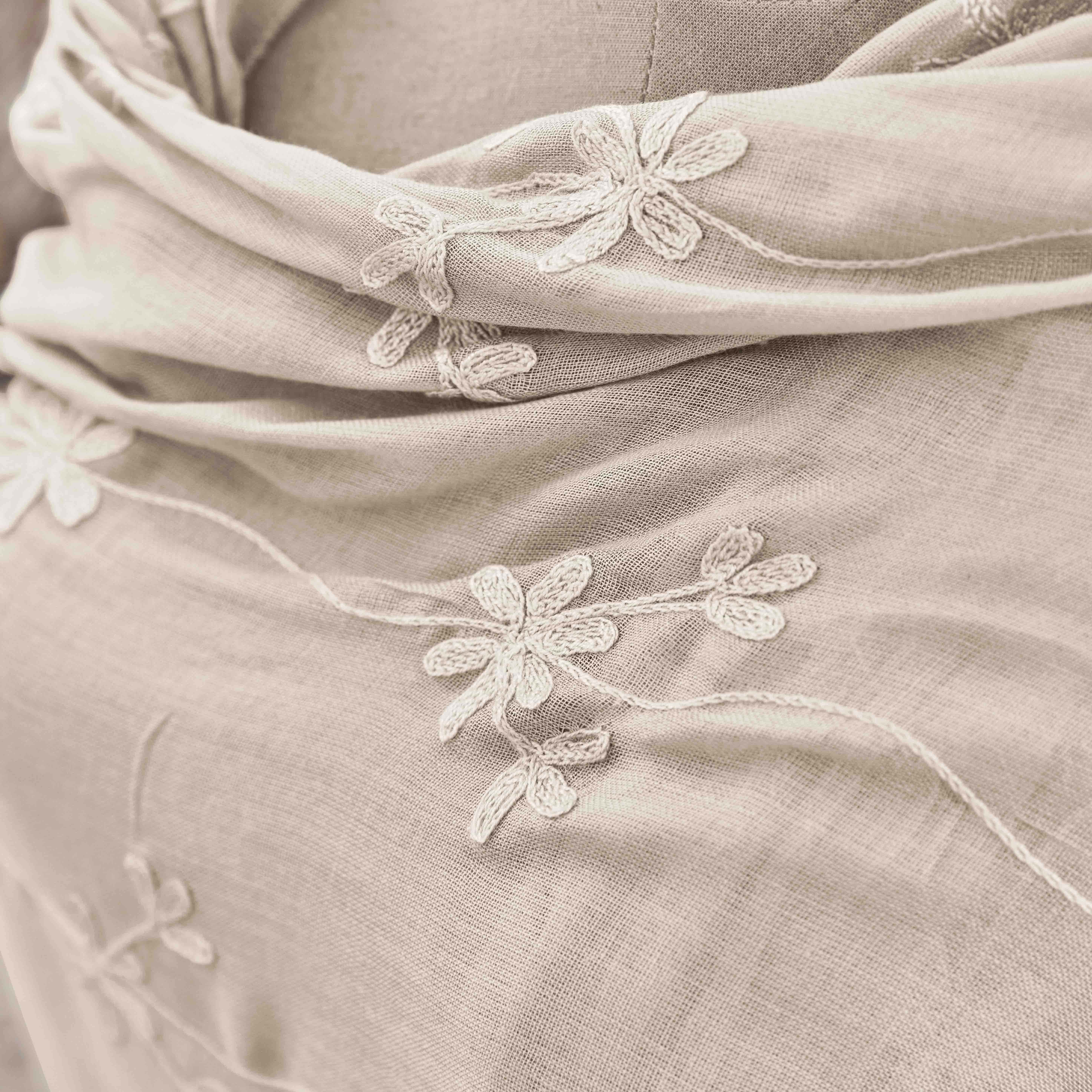 Tessuto di lino beige con delicato ricamo floreale, decorazione tessile per interni