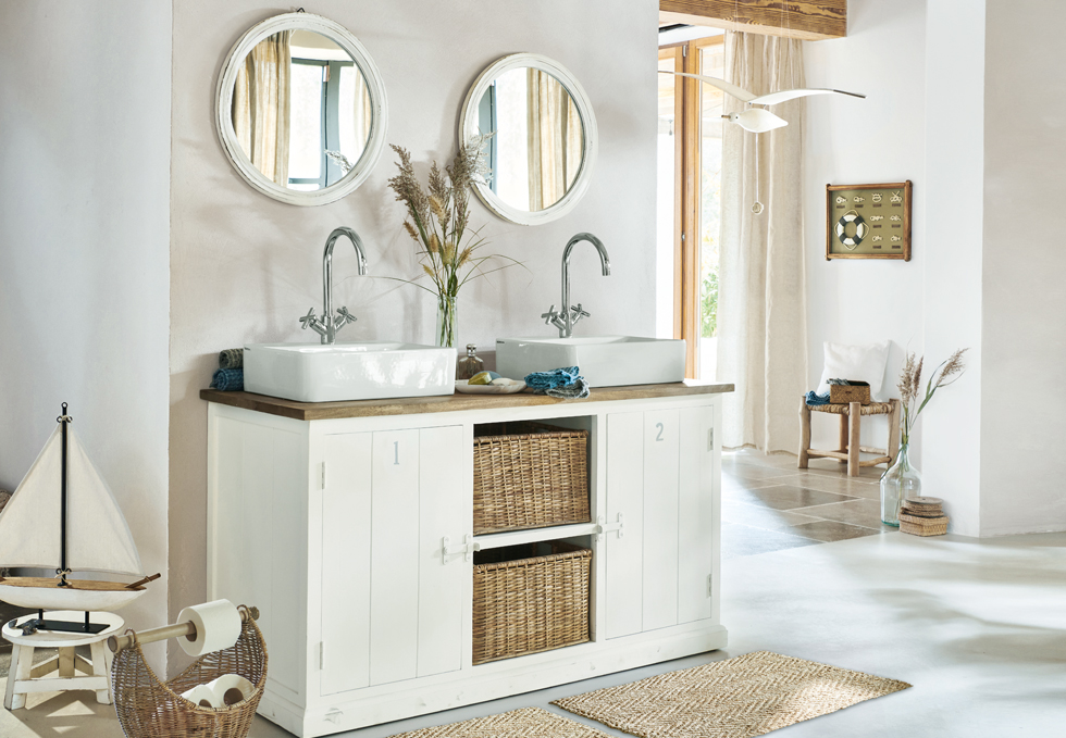 Mobile bagno bianco in legno con due lavandini e specchi rotondi in stile marinaro