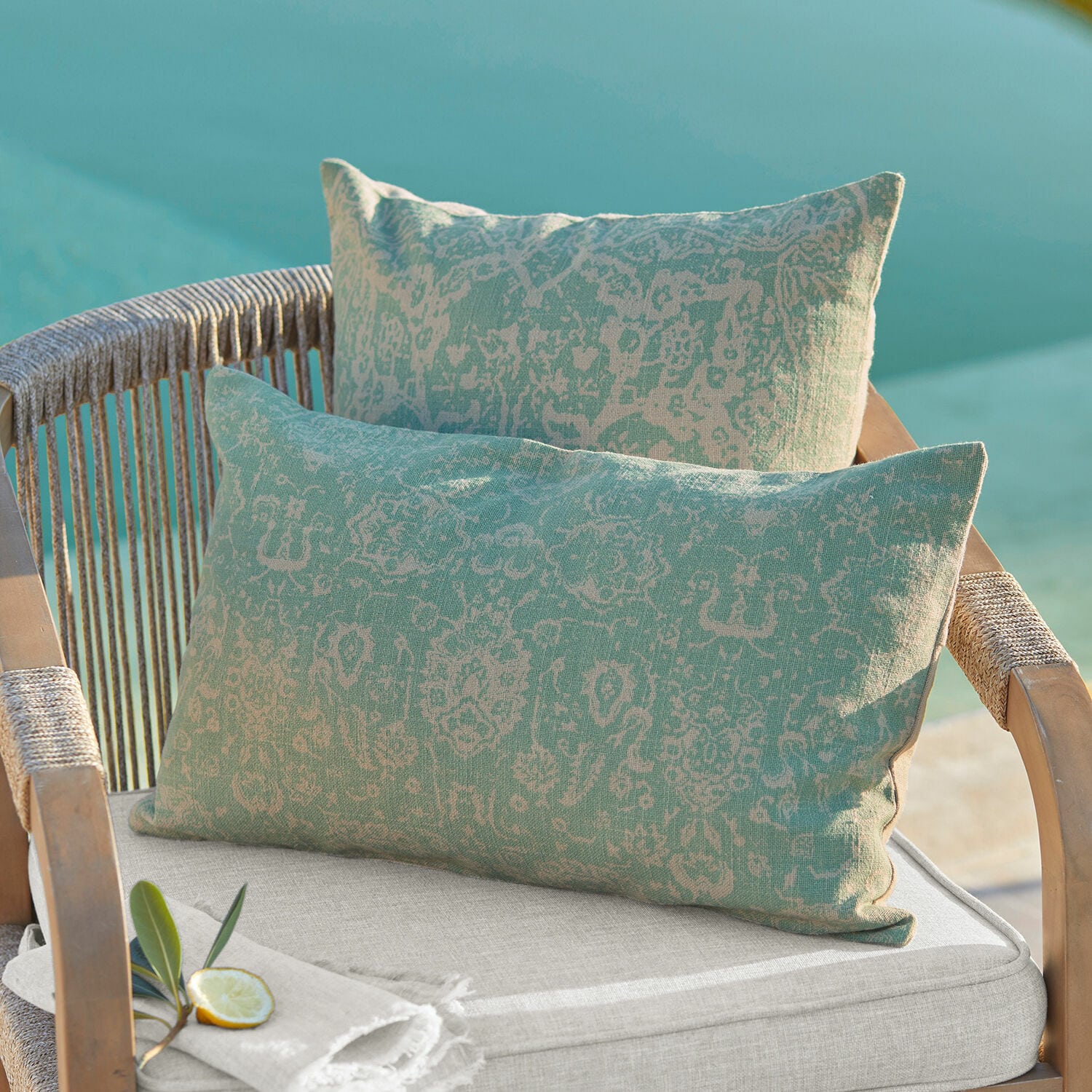 Coppia di copricuscini Morwell Cuscini decorativi in cotone bicolore verde e beige con motivo su sedia da giardino