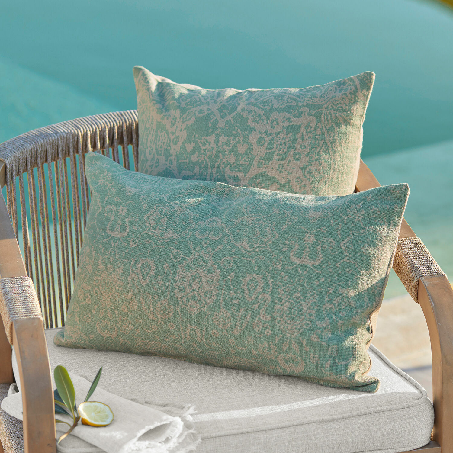 Coppia di copricuscini Morwell Cuscini decorativi in cotone bicolore verde e beige con motivo su sedia da giardino