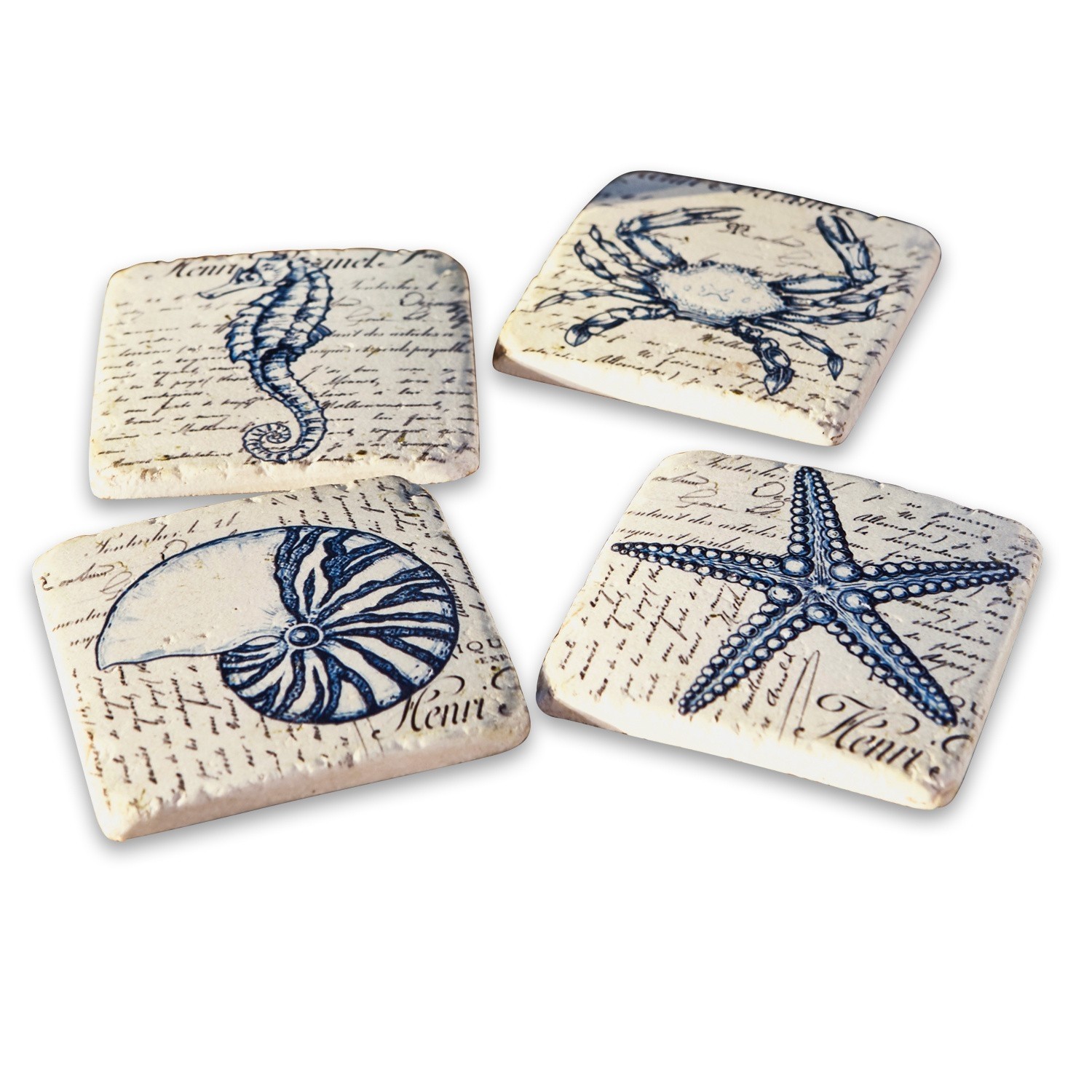 Set di 4 sottobicchieri Faune Marine Set di quattro sottobicchieri in ceramica color crema con motivi marini blu e decorazioni testuali