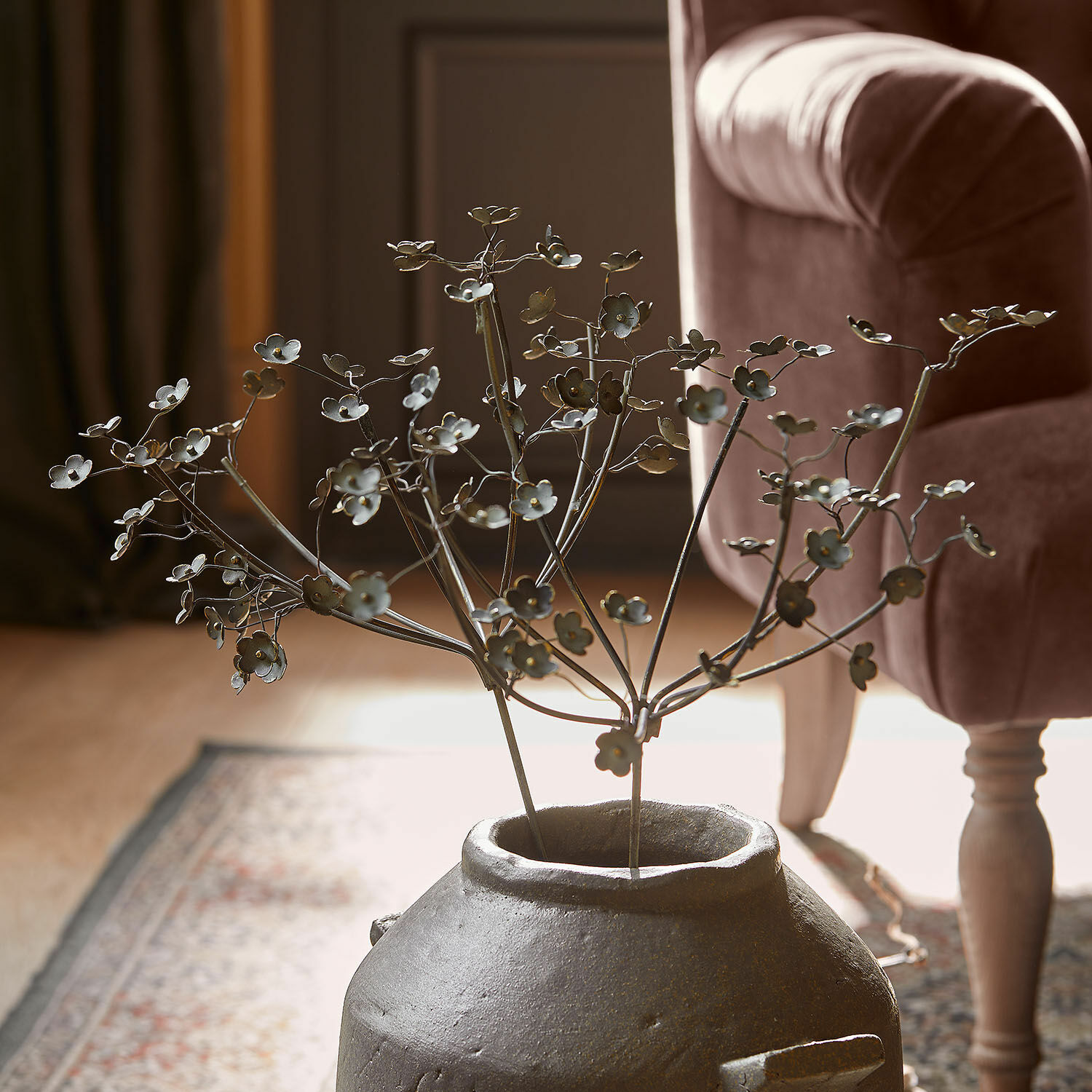 Coppia di fiori decorativi Basmirah Ramo decorativo in metallo con fiori in vaso di ceramica grigio su tappeto in soggiorno