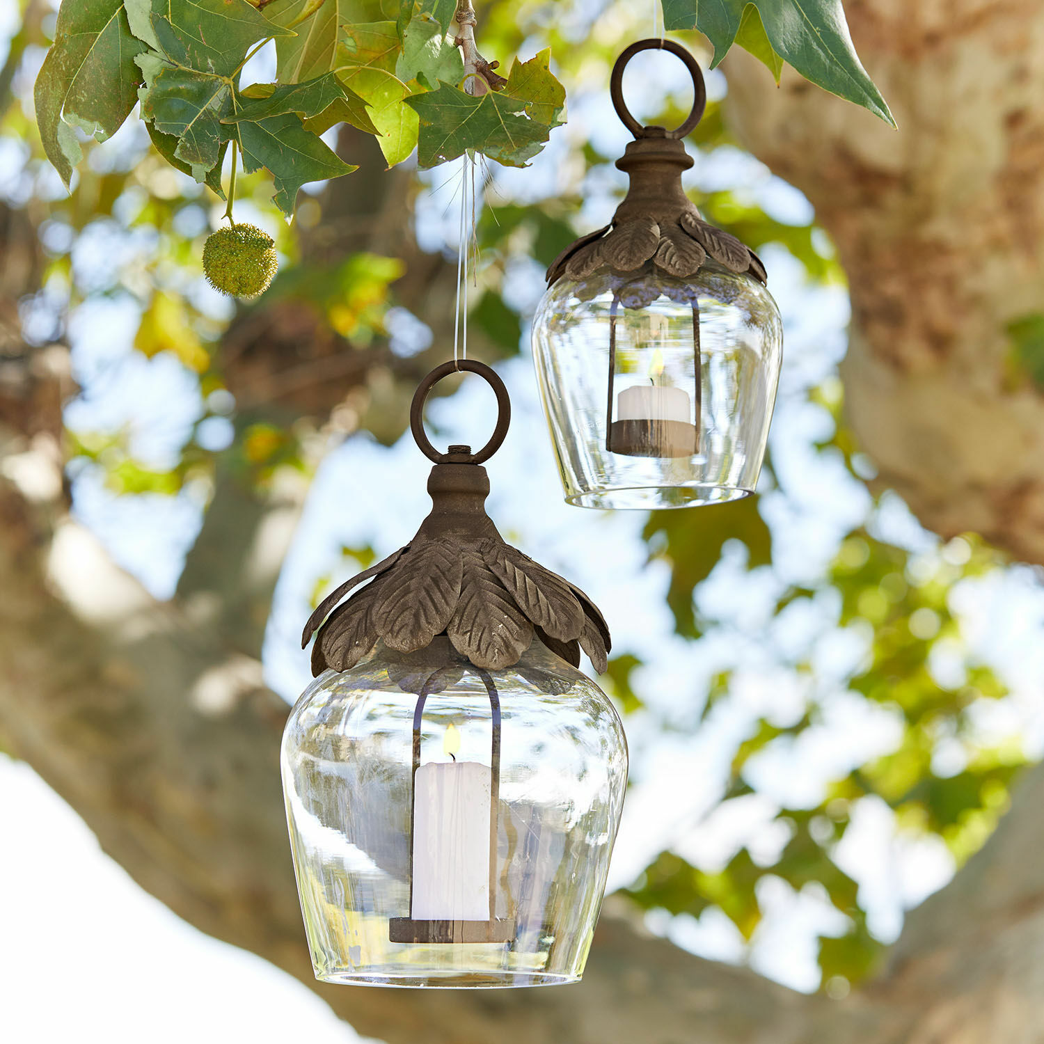 Coppia di lanterne a sospensione Tourillan Lanterna in vetro con foglie metalliche marroni appesa a un albero, decorazione da giardino con candele