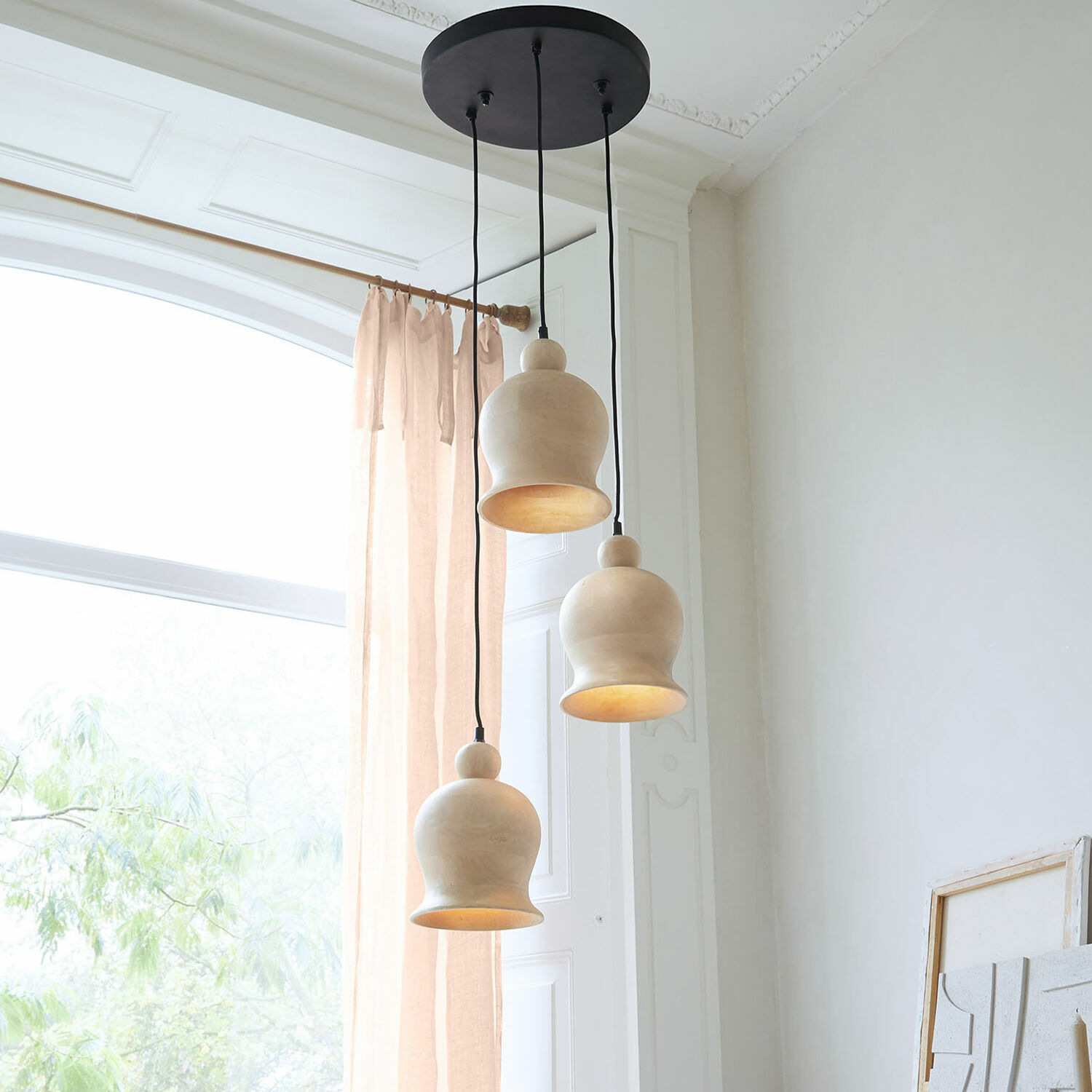 Lampada a sospensione Ziravet Tre lampade a sospensione in legno chiaro con forma organica in stanza luminosa con grande finestra