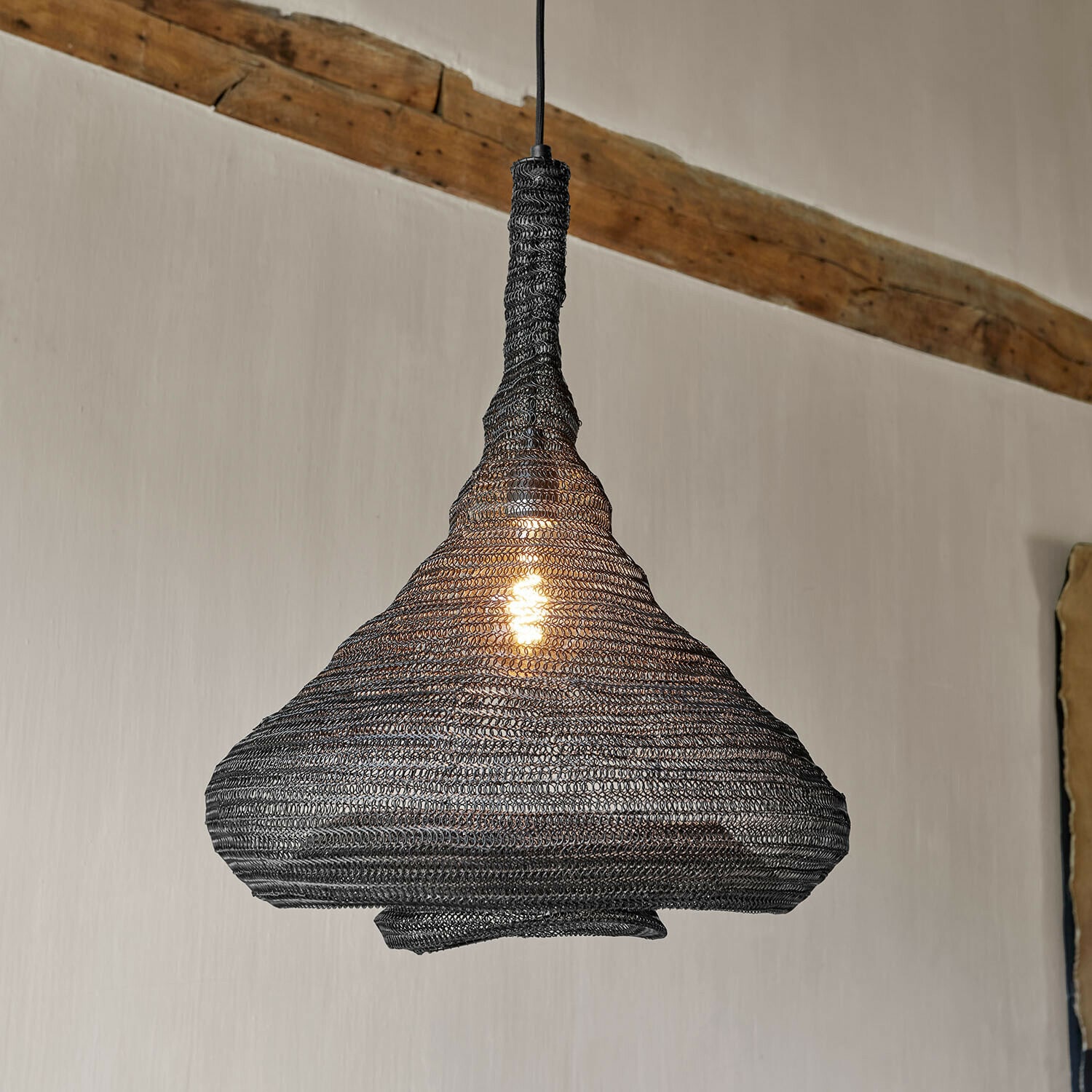 Lampada a sospensione Nalira Lampada a sospensione in rete metallica nera con forma unica, illuminazione moderna per interni