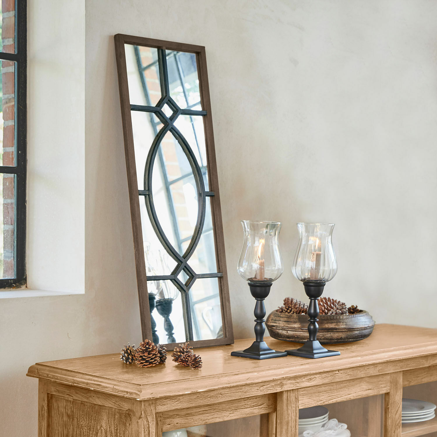 Specchio Millery Consolle in legno con specchio incorniciato e due candelabri in vetro e metallo per decorazione