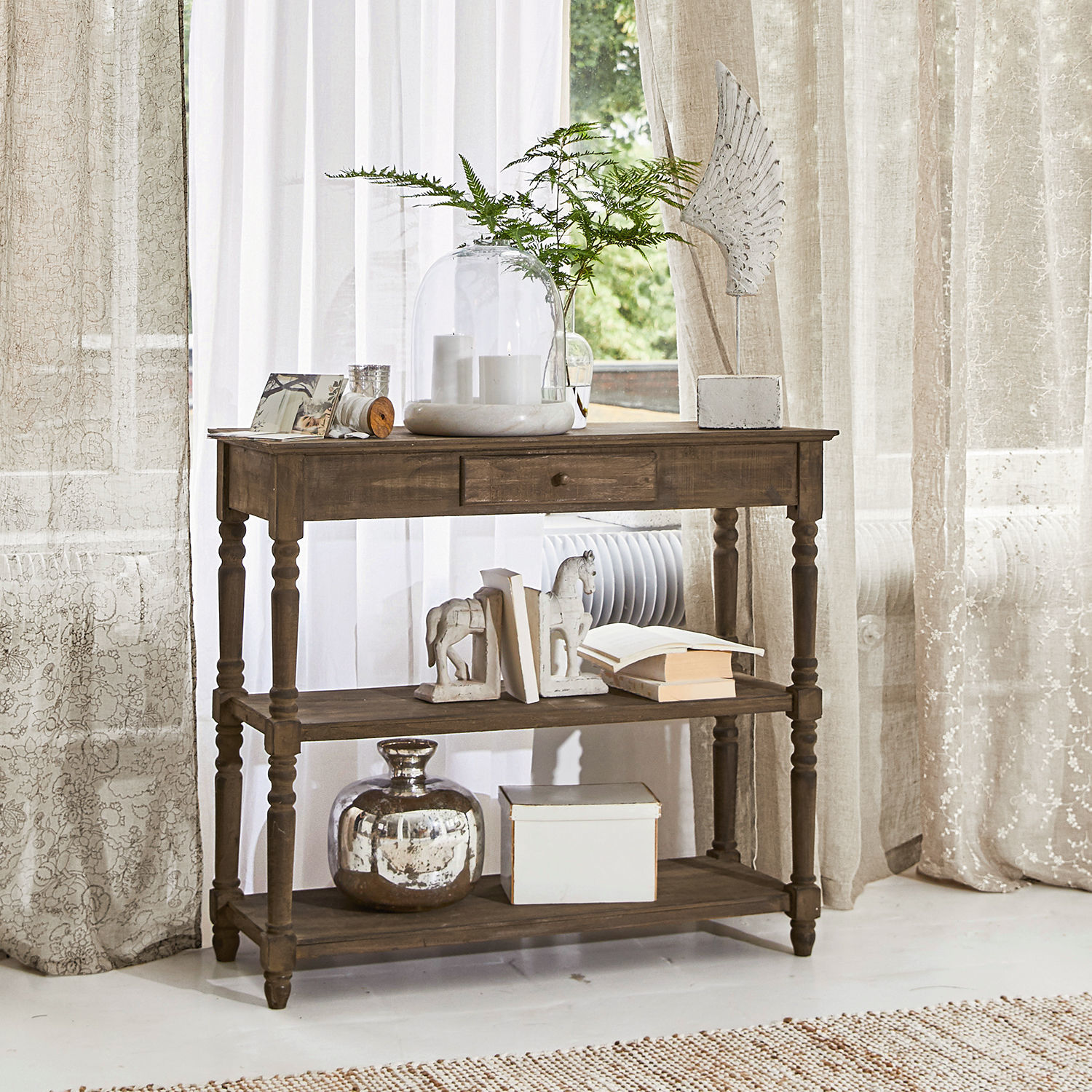 Consolle Roubaix Tavolo in legno marrone con cassetto e ripiani, decorato con libri e vasi in interno luminoso