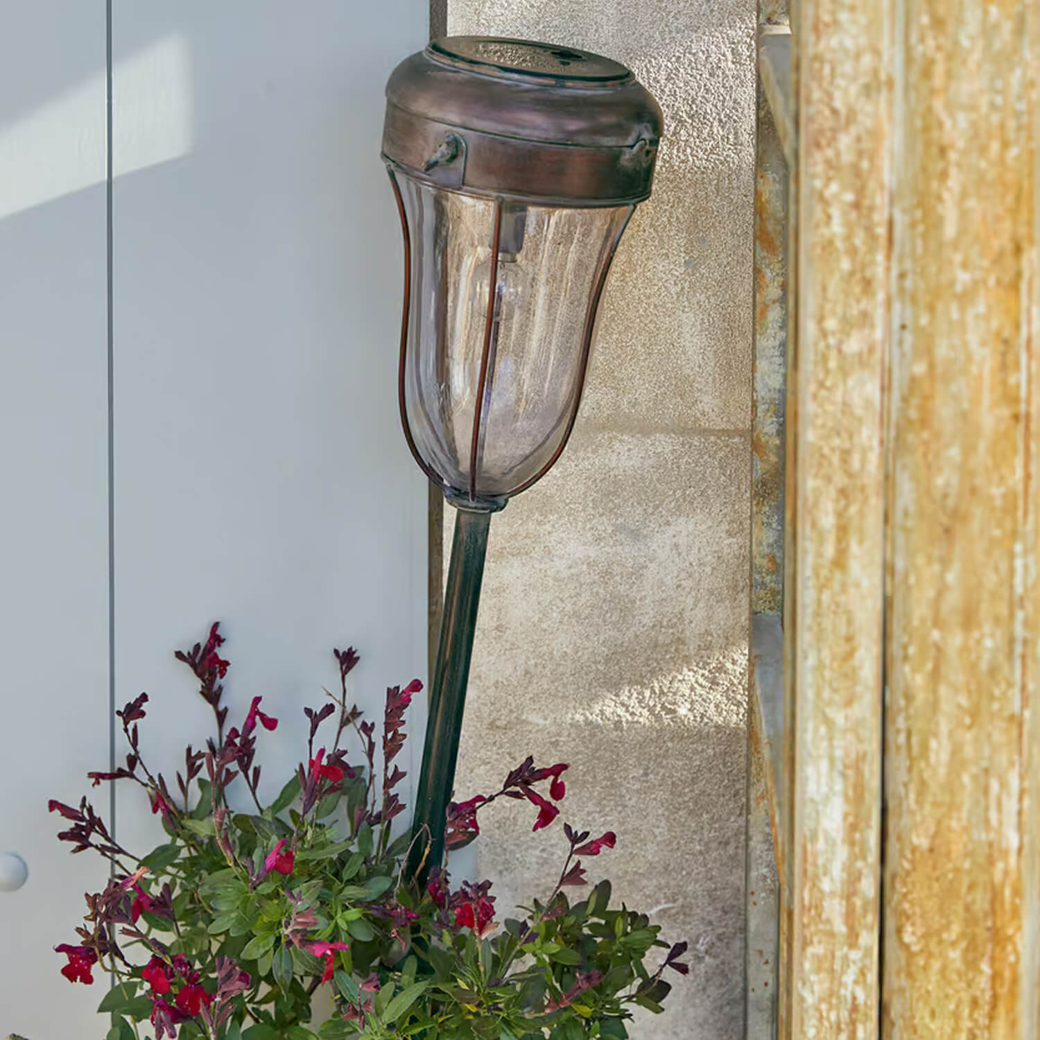 Lampada da giardino vintage in ottone con paralume trasparente e fiori rossi decorativi