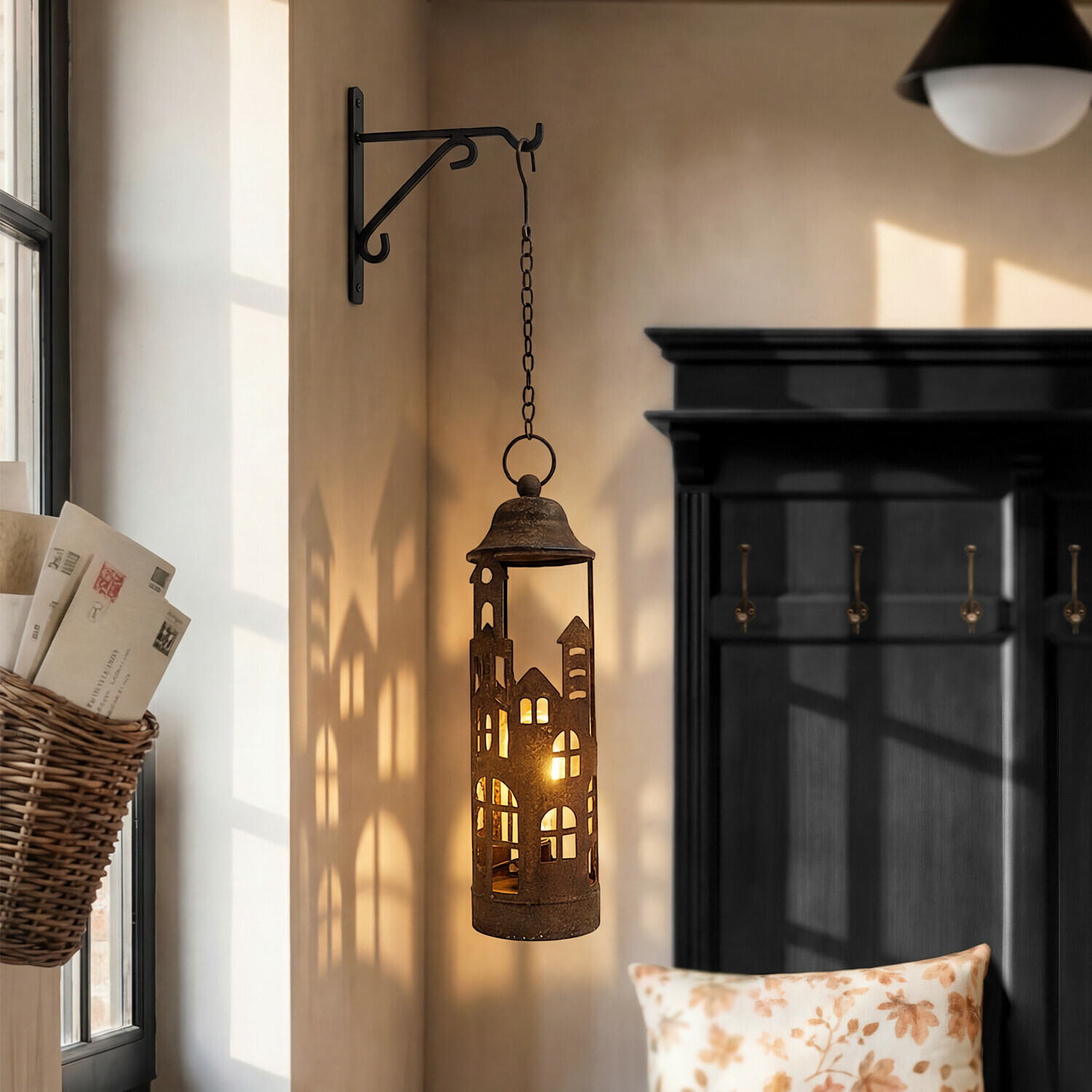 Lanterna LED in ferro Vessper Lanterna sospesa in metallo a forma di case con luce calda, decorazione rustica per interni