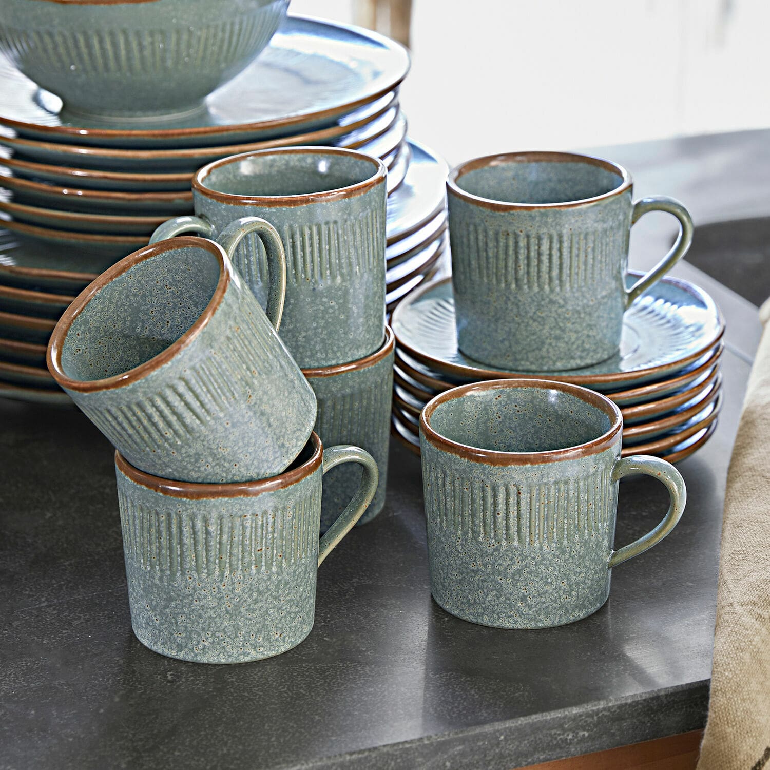 Set di 6 tazze con piattino Périers Set di tazze e piatti in ceramica verde con bordo marrone su piano cucina
