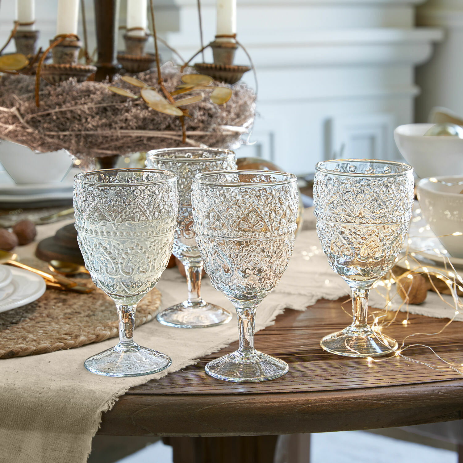Set di 4 bicchieri Ivrecourt Set di quattro bicchieri trasparenti con motivo decorativo su tavolo in legno con decorazioni festive