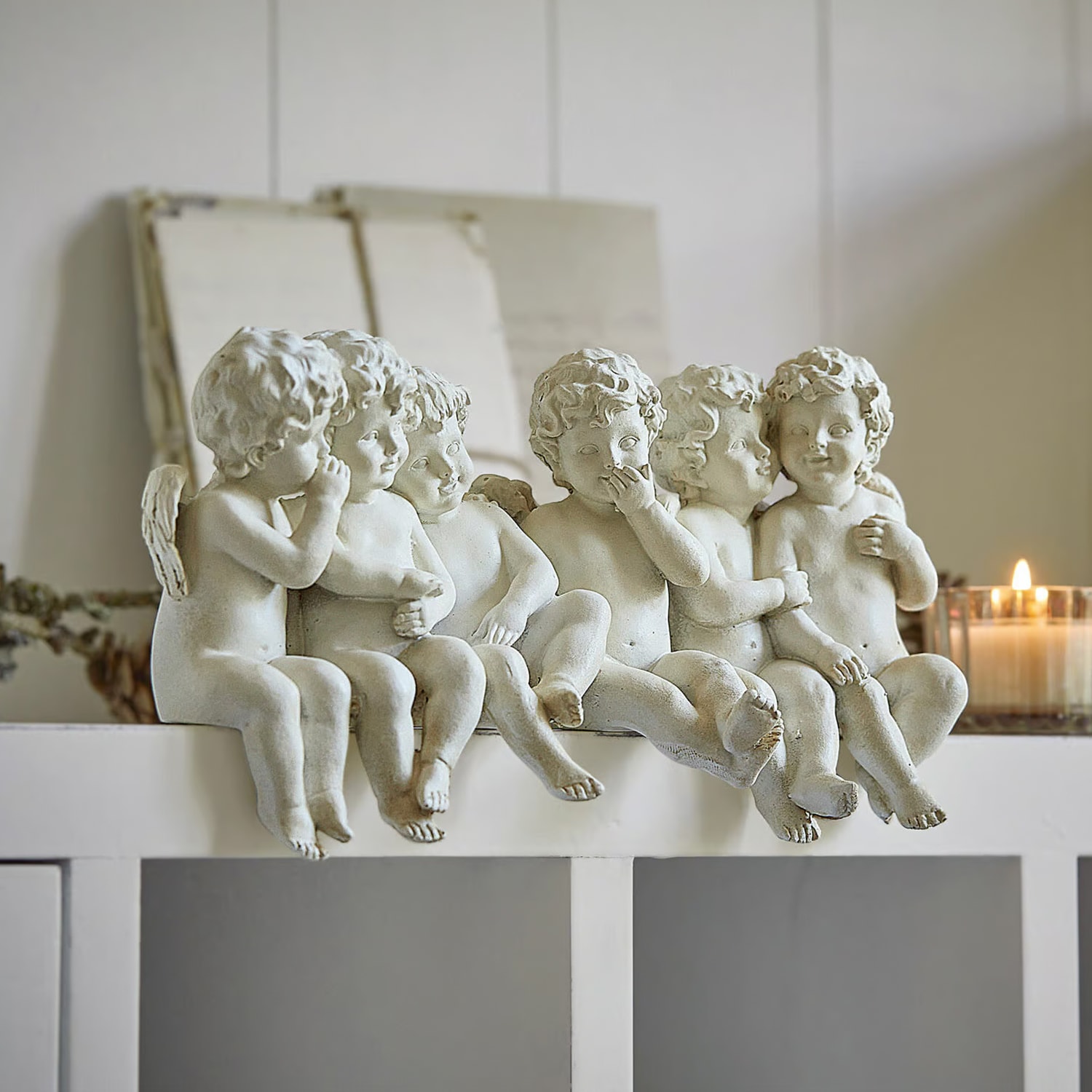 Figure di angeli bianchi in resina seduti su mensola, decorazione per interni elegante