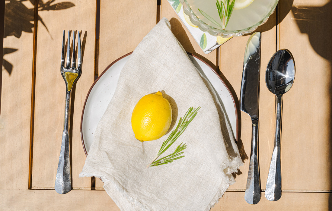 Freschi limoni in tavola