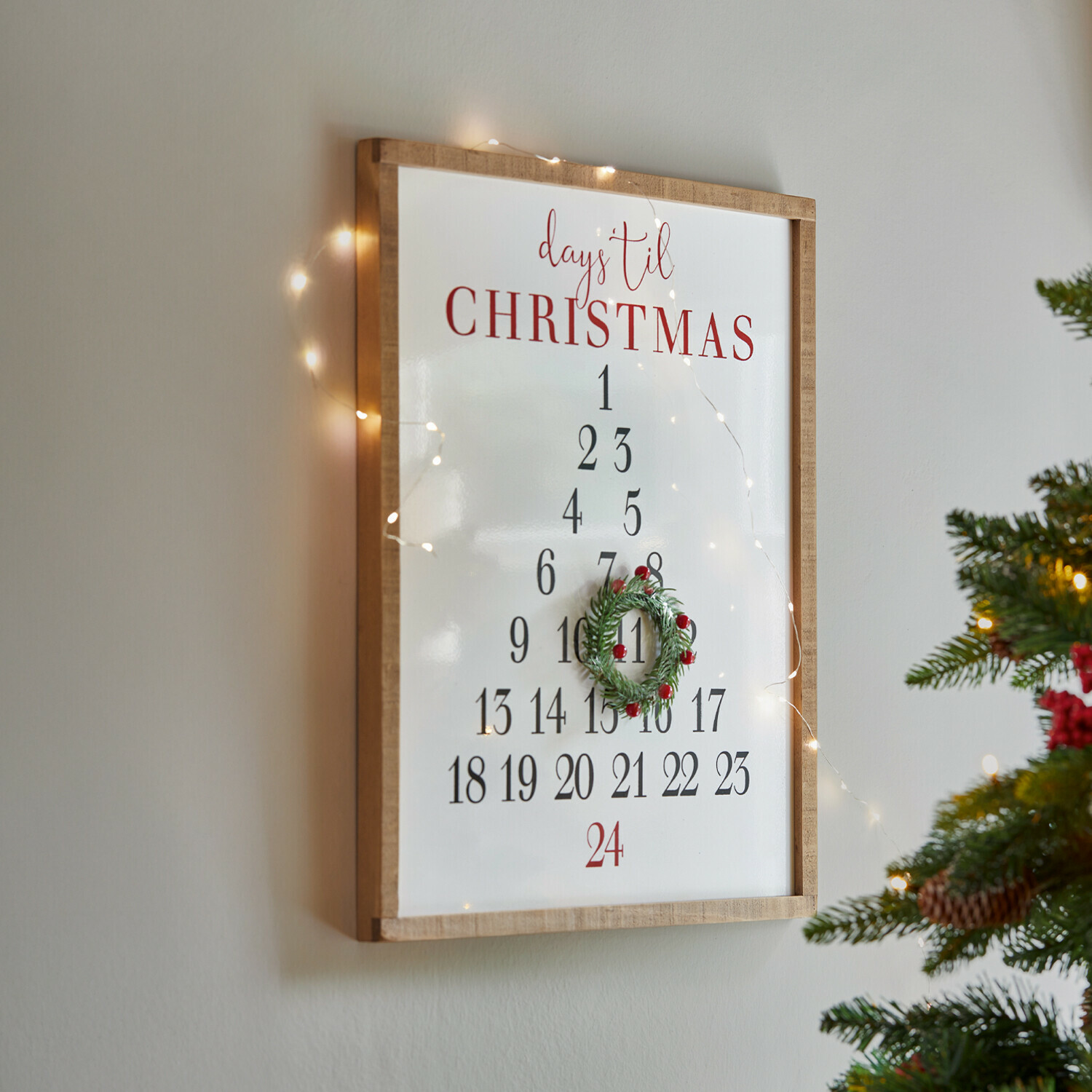 Quadretto decorativo Lagunes Tavola in legno per contare i giorni fino a Natale con corona verde e bacche rosse