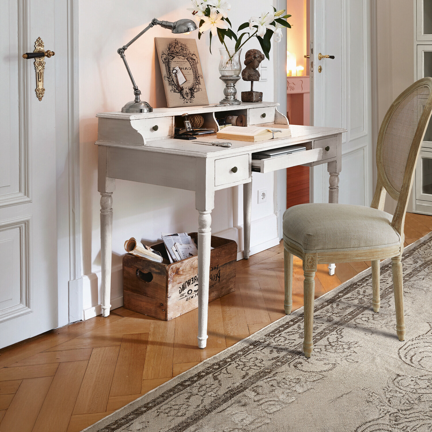 Scrittoio Isabelle Scrivania in legno bianco con cassetti e sedia vintage decorativa su pavimento in legno chiaro