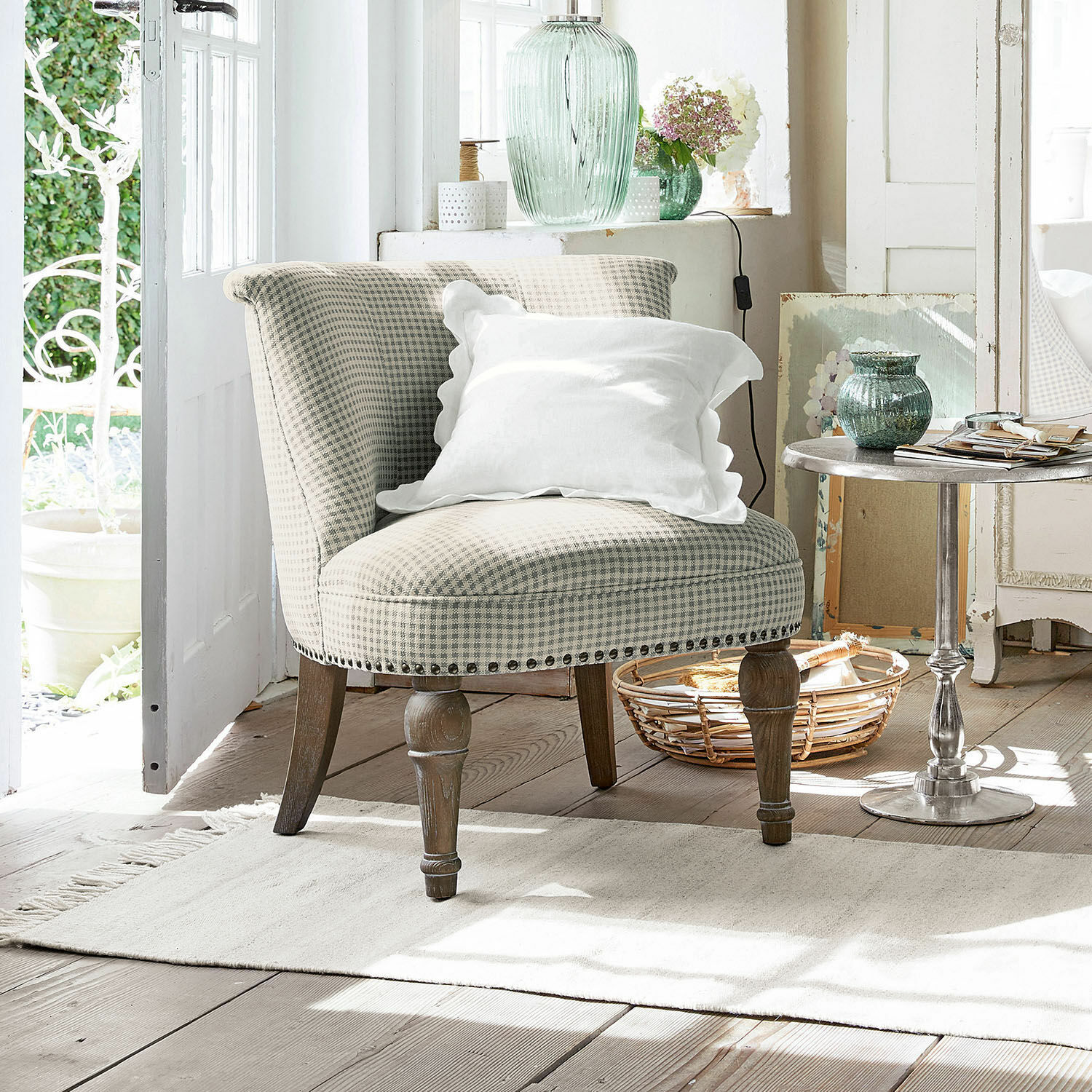 Poltrona Francet Poltrona beige a quadri con gambe in legno e cuscino bianco in interno luminoso e accogliente