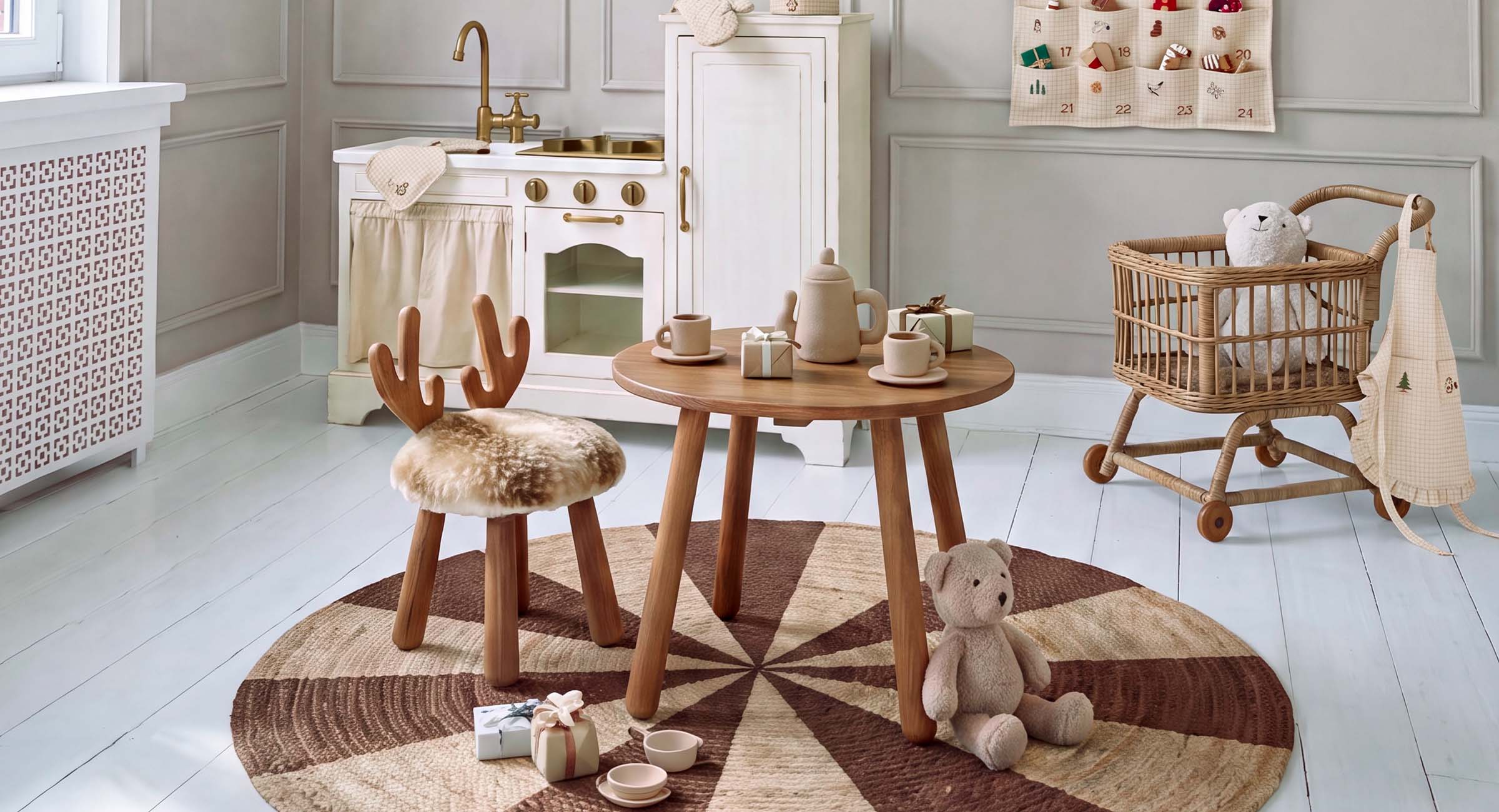 Tavolo e sedia in legno con pelliccia, cucina giocattolo bianca e decorazioni natalizie in stanza per bambini luminosa