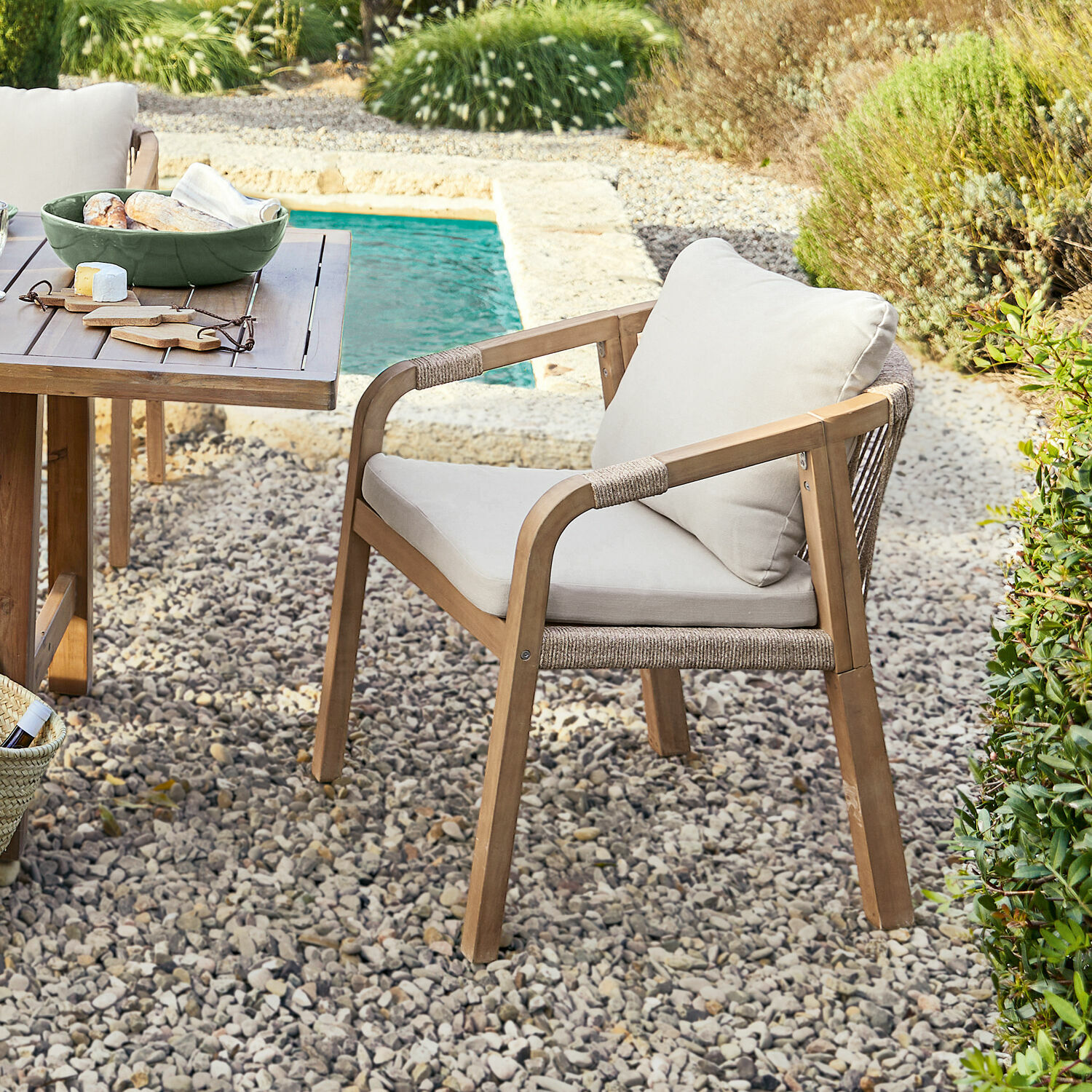 Coppia di sedie FSC®-100% Kennedy Sedia da giardino in legno con cuscini chiari su patio di ghiaia vicino alla piscina