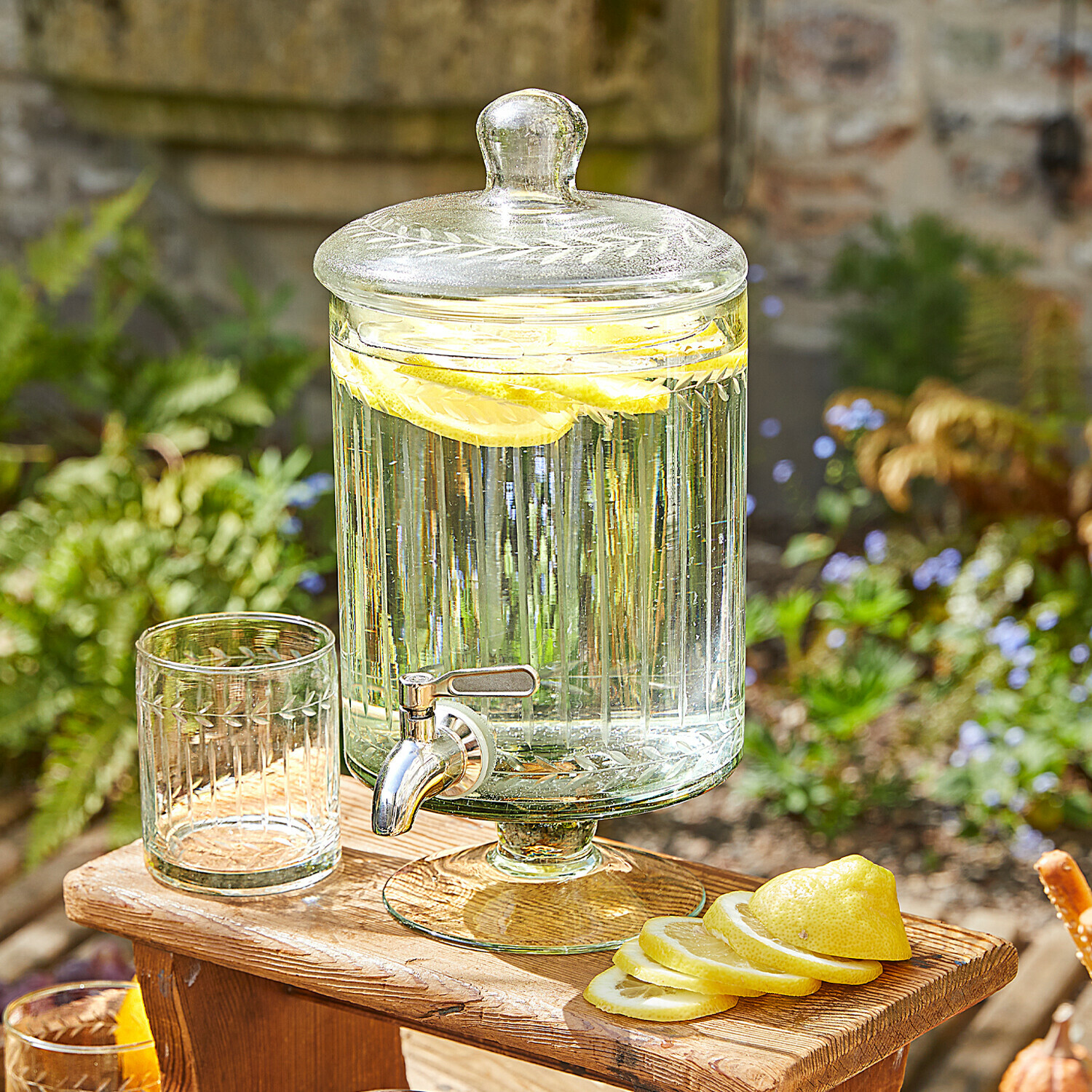 Dispenser di bevande Makiya Dispenser per bevande in vetro con coperchio e rubinetto, fette di limone, su tavolo di legno