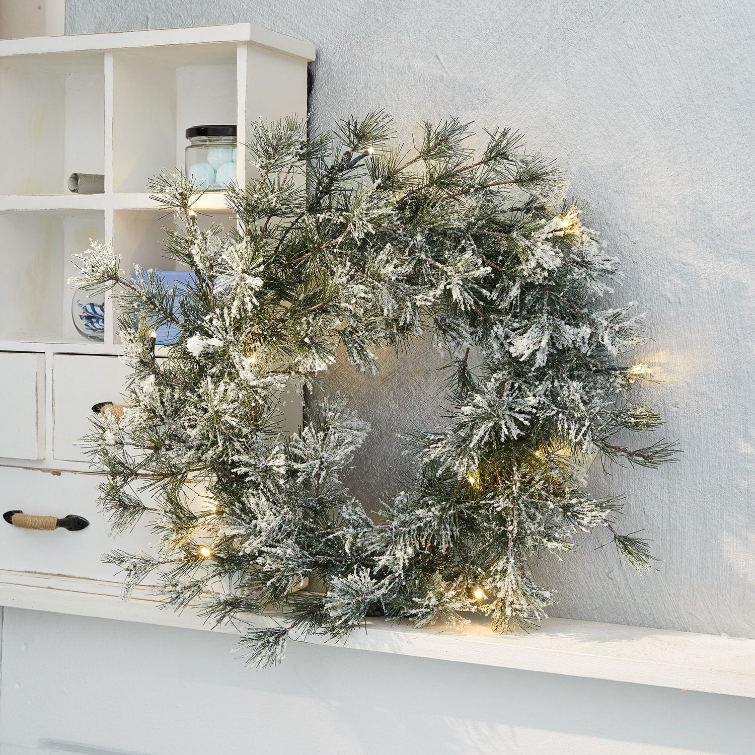 Ghirlanda con luci a LED Vire Corona natalizia innevata con rami verdi e luci LED calde per decorazione domestica