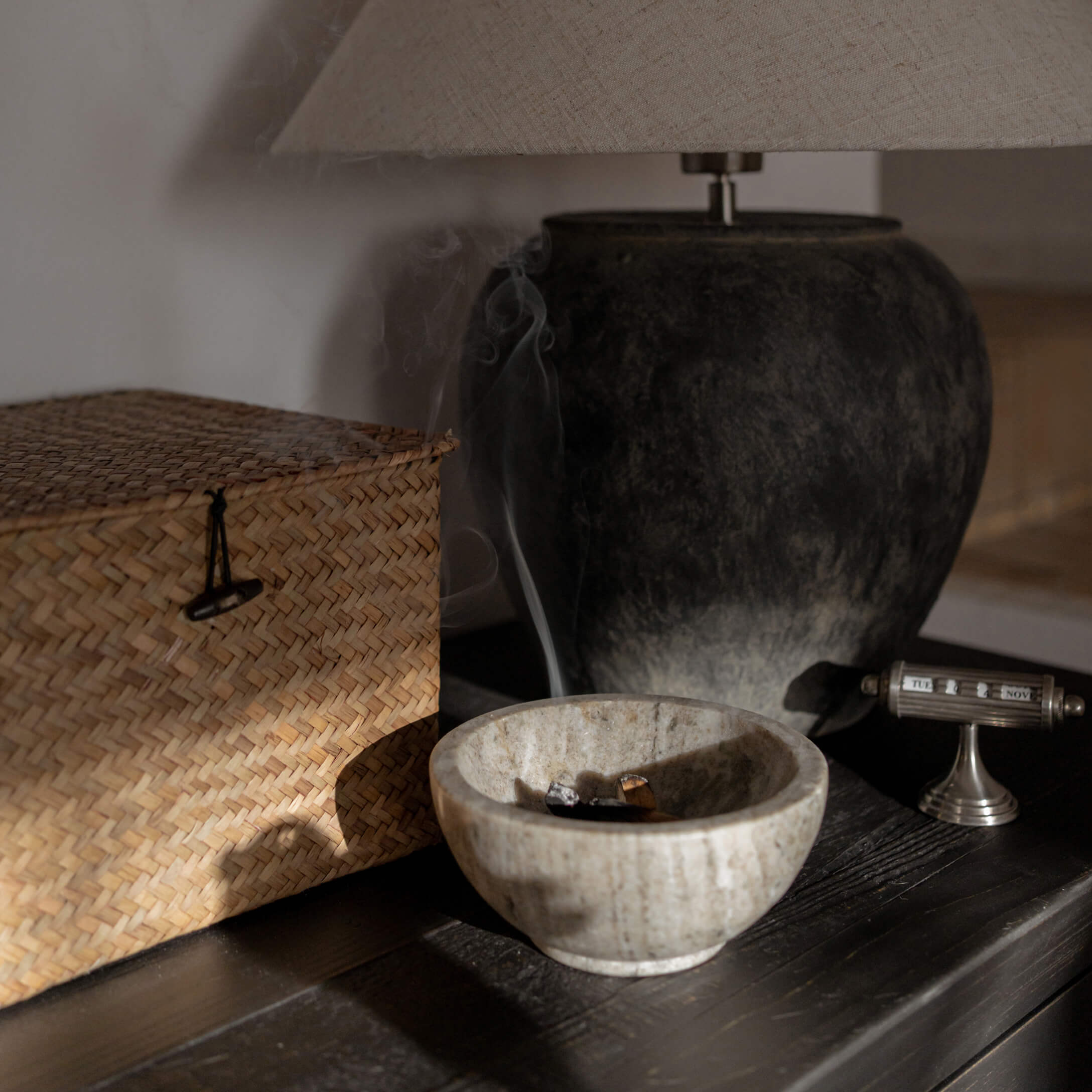 Ciotola in alabastro beige naturale con fumo, decorazione da tavolo con lampada e scatola di vimini
