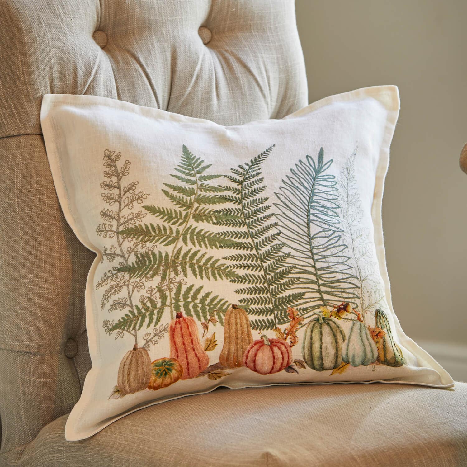 Cuscino in lino color ecru con stampa di felci e zucche, decorazione naturale per interni