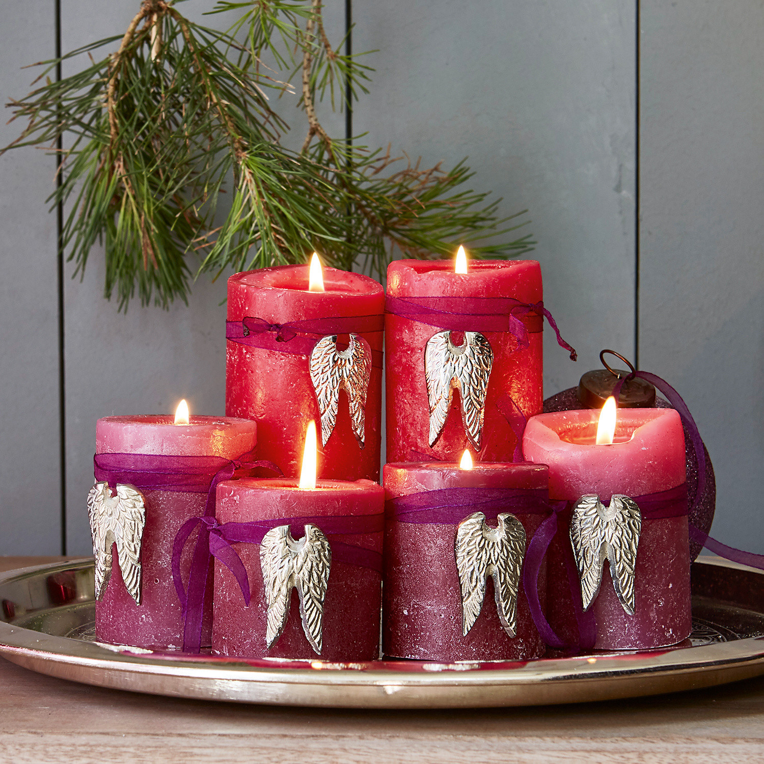 Spillette decorative, set da 6 pezzi Abele Set di candele rosse e rosa con ali metalliche su un vassoio decorativo argentato
