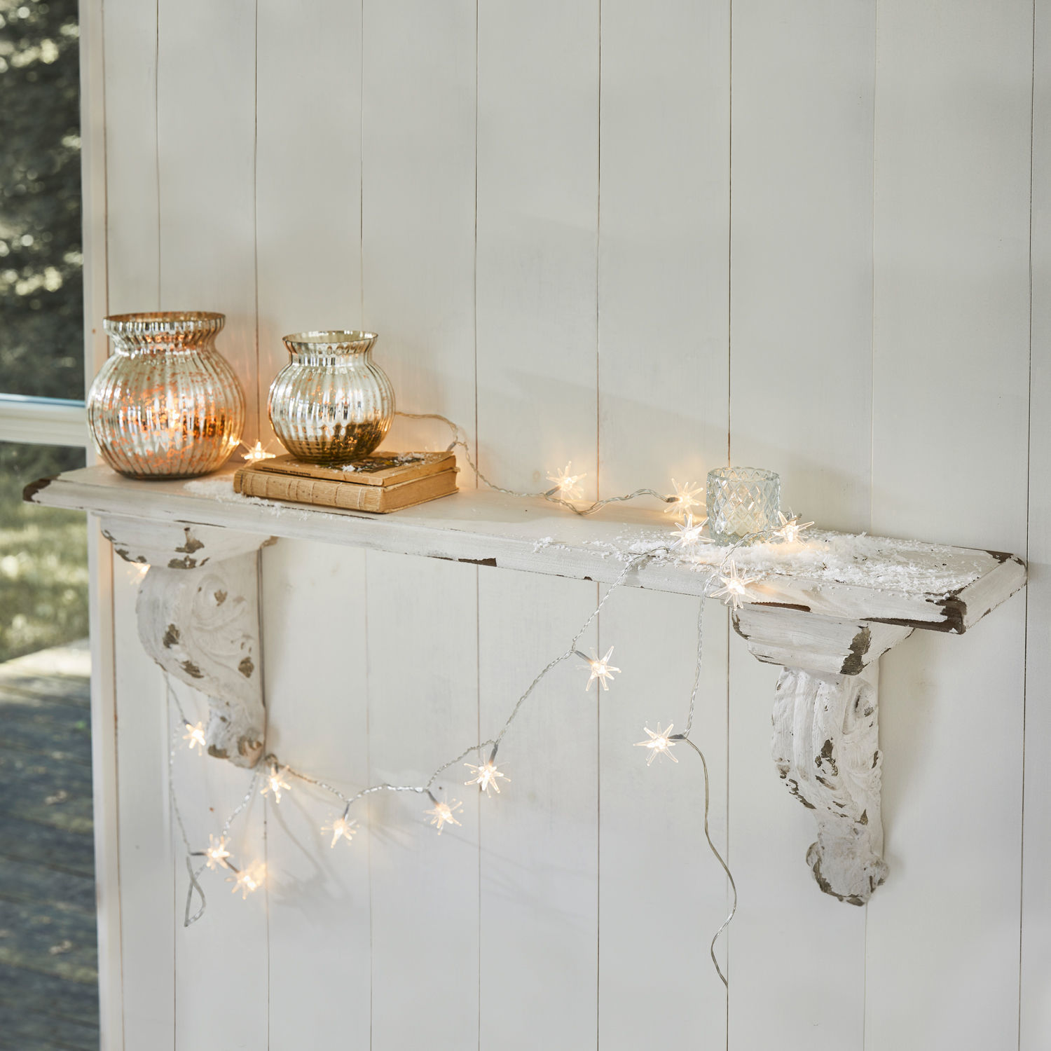 Mensola Mouscron Mensola da parete in legno bianco in stile shabby con luci a forma di stella e portacandele in vetro