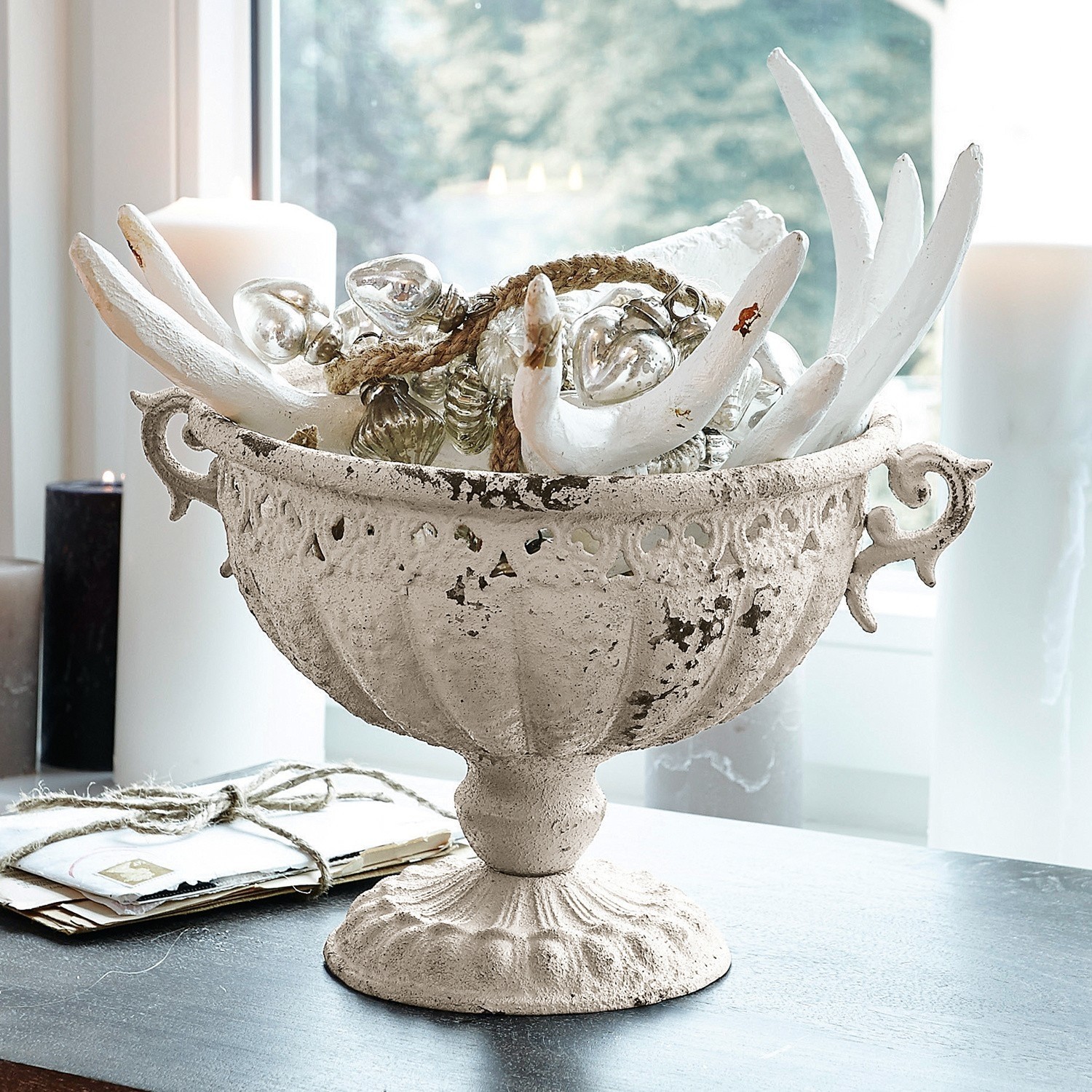 Anfora Vescemont Coppa decorativa in metallo bianco stile vintage con ornamenti e candele su tavolo