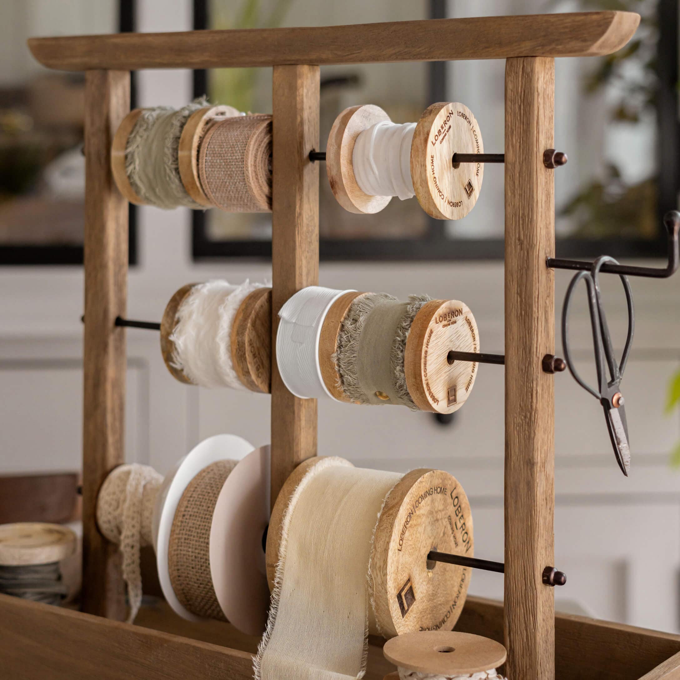 Supporto in legno con bobine di nastri naturali beige e bianchi per decorazioni e fai-da-te