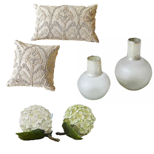 Cuscini decorativi crema ricamati e vasi in ceramica bianca per arredamento interno