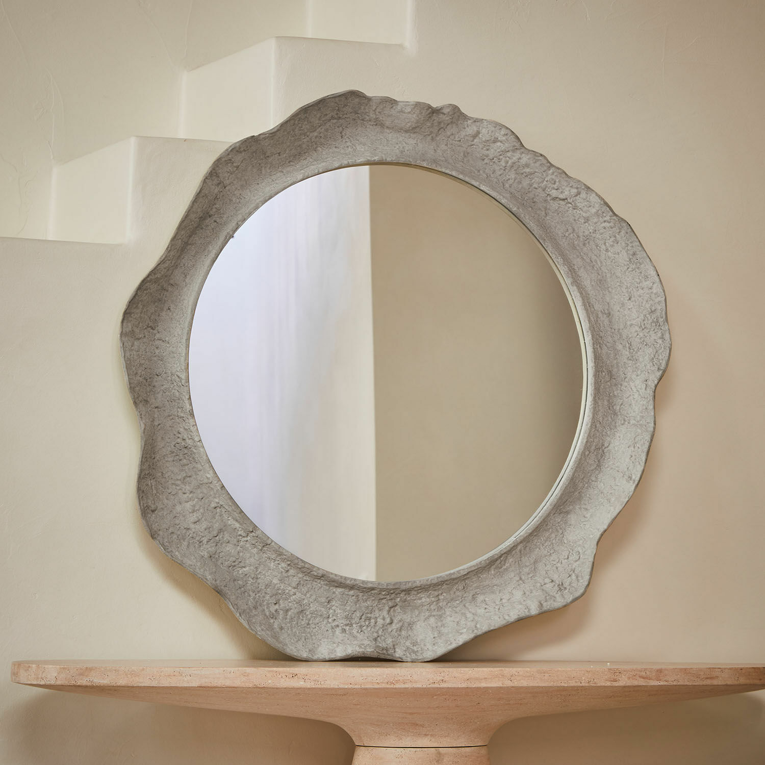 Specchio Orivelle Specchio rotondo con cornice irregolare in cemento grigio, decorazione moderna per interni