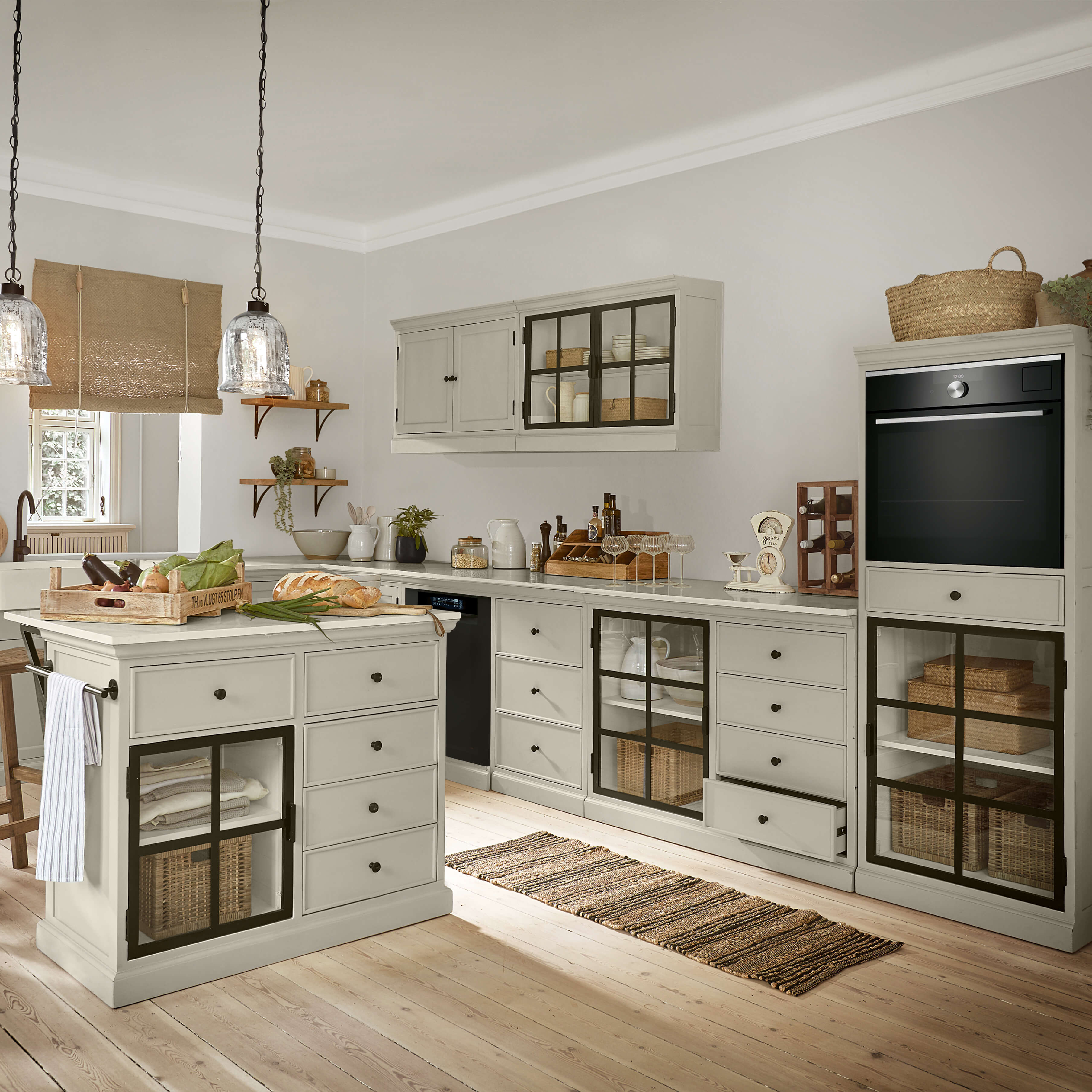 Cucina in stile rustico con mobili in legno grigio chiaro e ante in vetro nero, accessori naturali