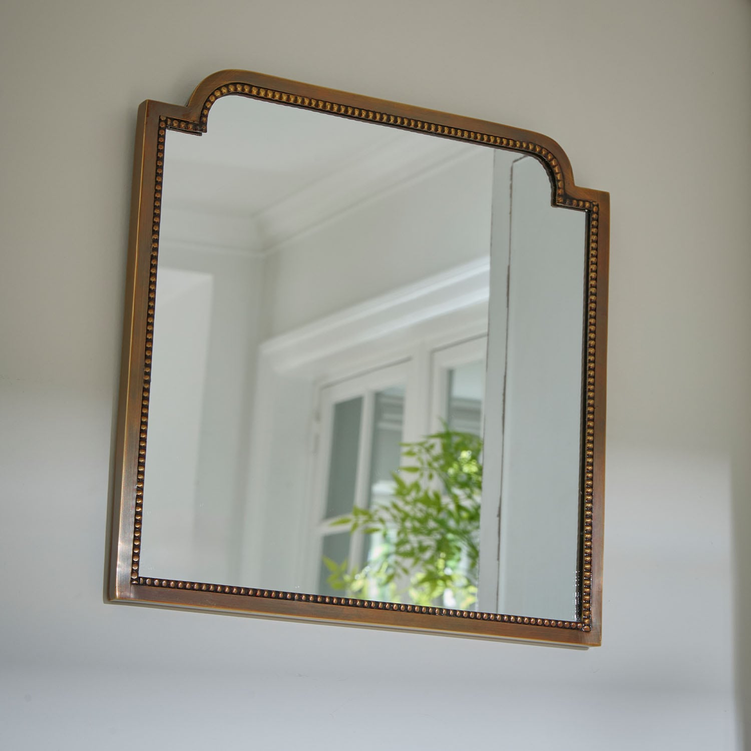 Specchio da parete con cornice in ottone decorata, perfetto per arredamento elegante