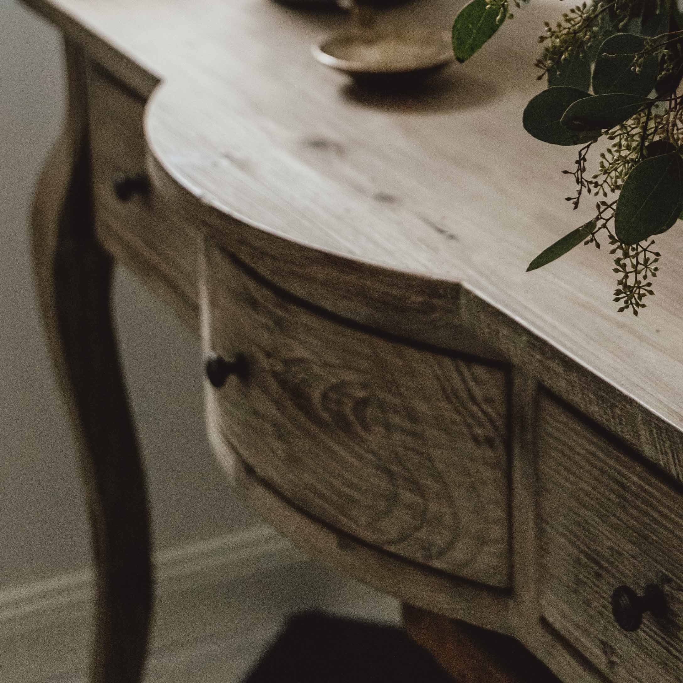 Tavolo in legno naturale con cassetti e decorazione vegetale sulla superficie, mobile da soggiorno