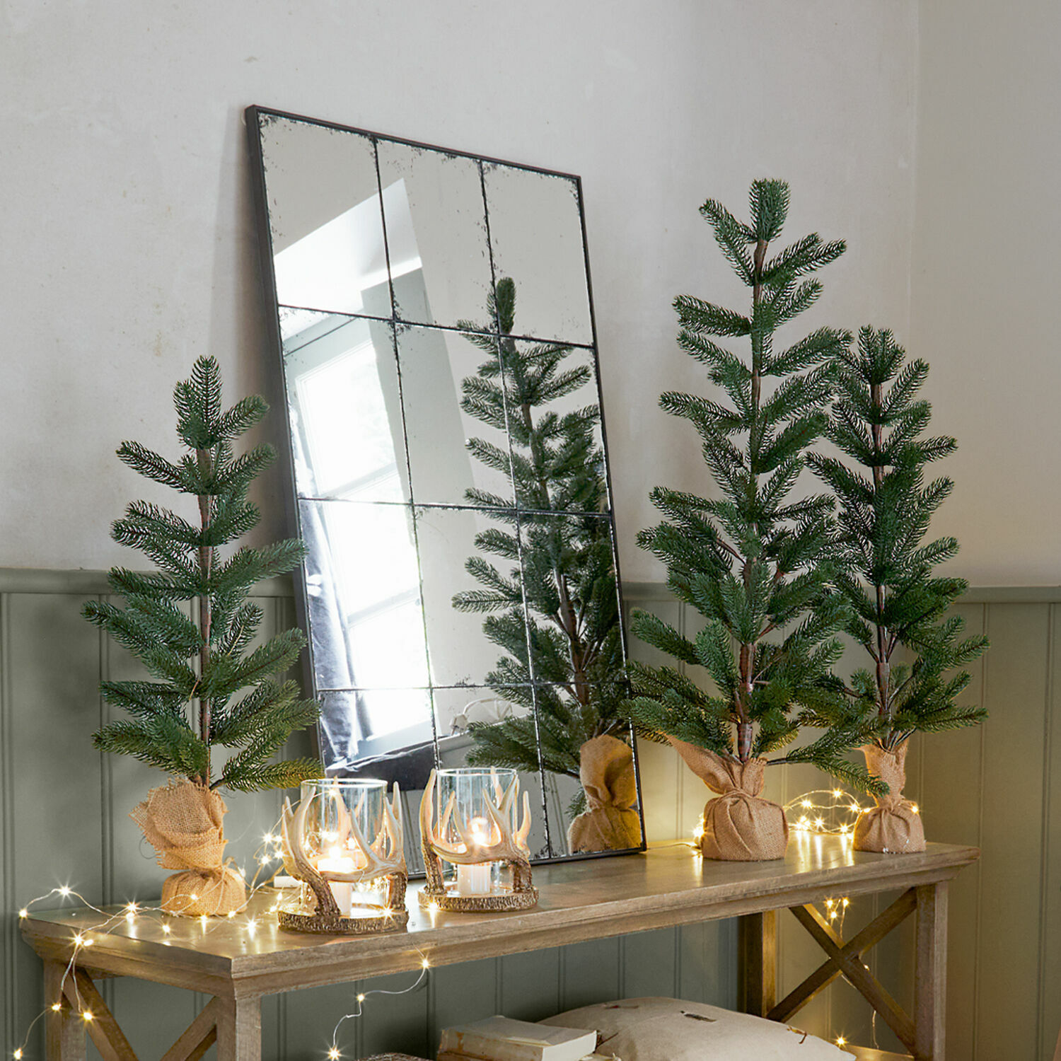 Set di 3 alberelli decorativi Merpins Piccoli alberi di Natale artificiali decorativi in sacchi di juta su tavolo in legno con luci LED e specchio