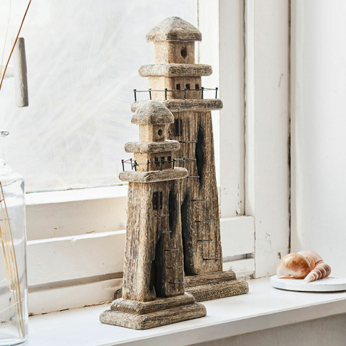 Due fari decorativi in legno colore naturale sul davanzale, decorazione per interni