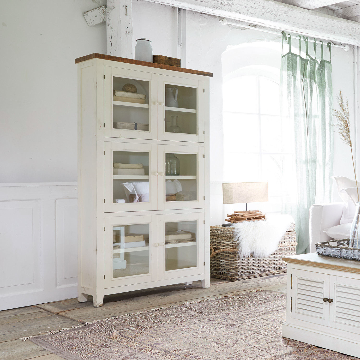 Credenza Yukon Vetrina bianca in legno con ante in vetro in soggiorno luminoso con luce naturale
