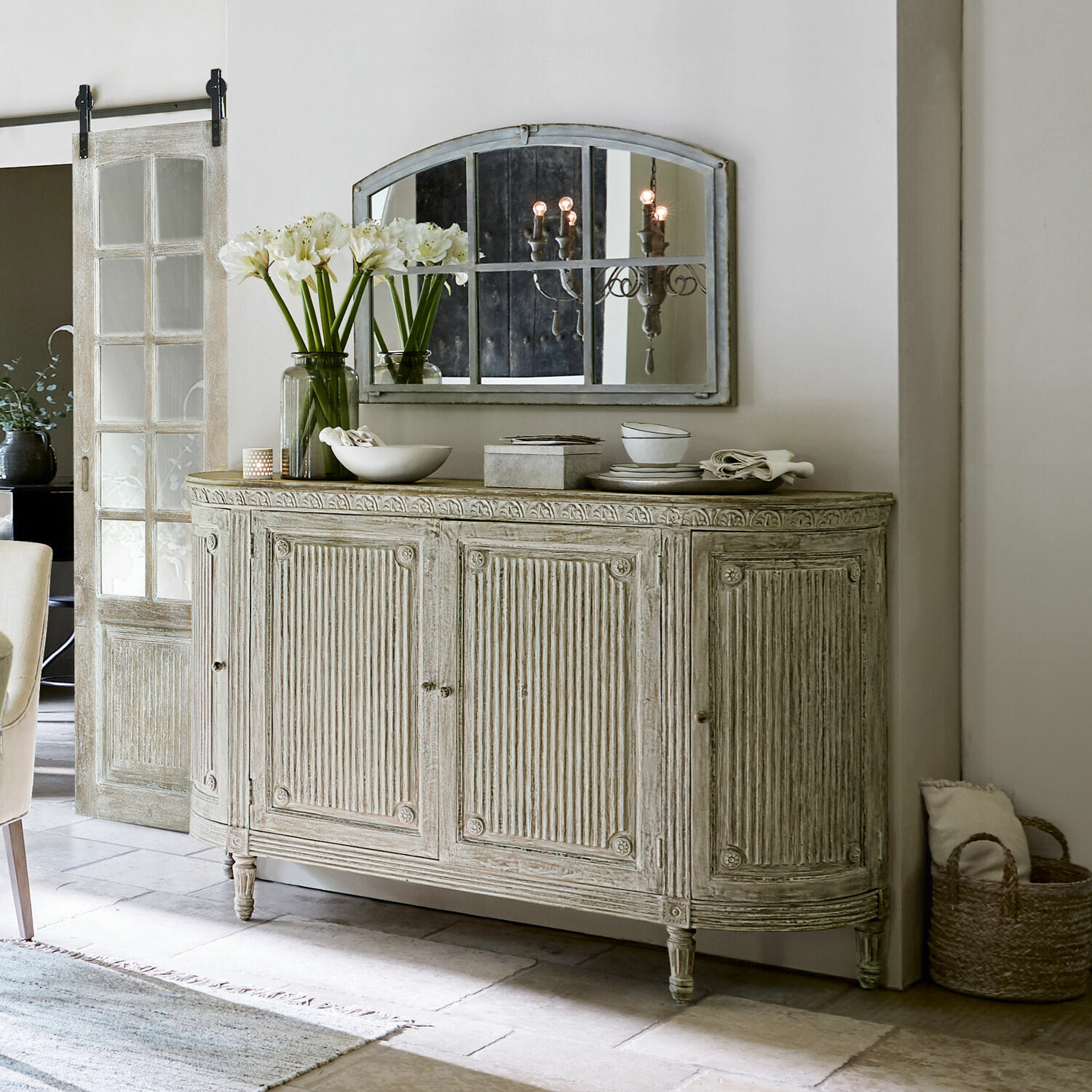 Comò Cienegas Credenza rustica in legno chiaro con pannelli decorativi e specchio vintage per soggiorno