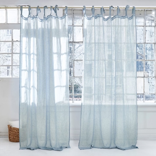 Tende trasparenti azzurro chiaro in tessuto leggero per decorazione finestre in soggiorno luminoso