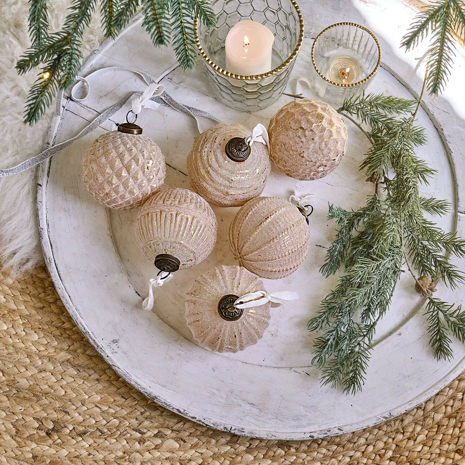 Set di 6 decorazioni natalizie Eirelyn Set di sei palline di Natale in vetro rosa dorato su vassoio bianco con rami di abete decorativi