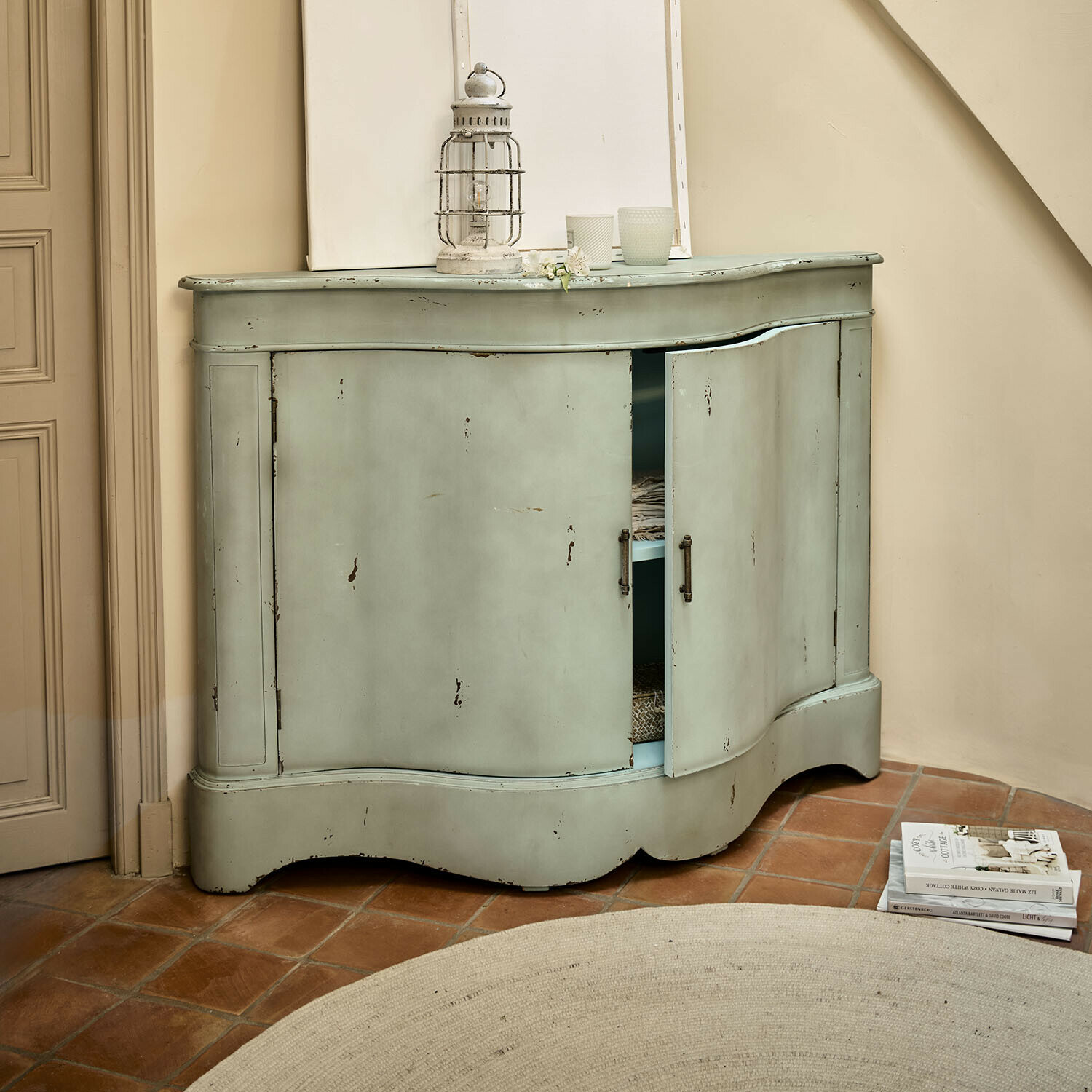 Credenza in legno verde menta con finitura invecchiata e due ante, mobile vintage per soggiorno