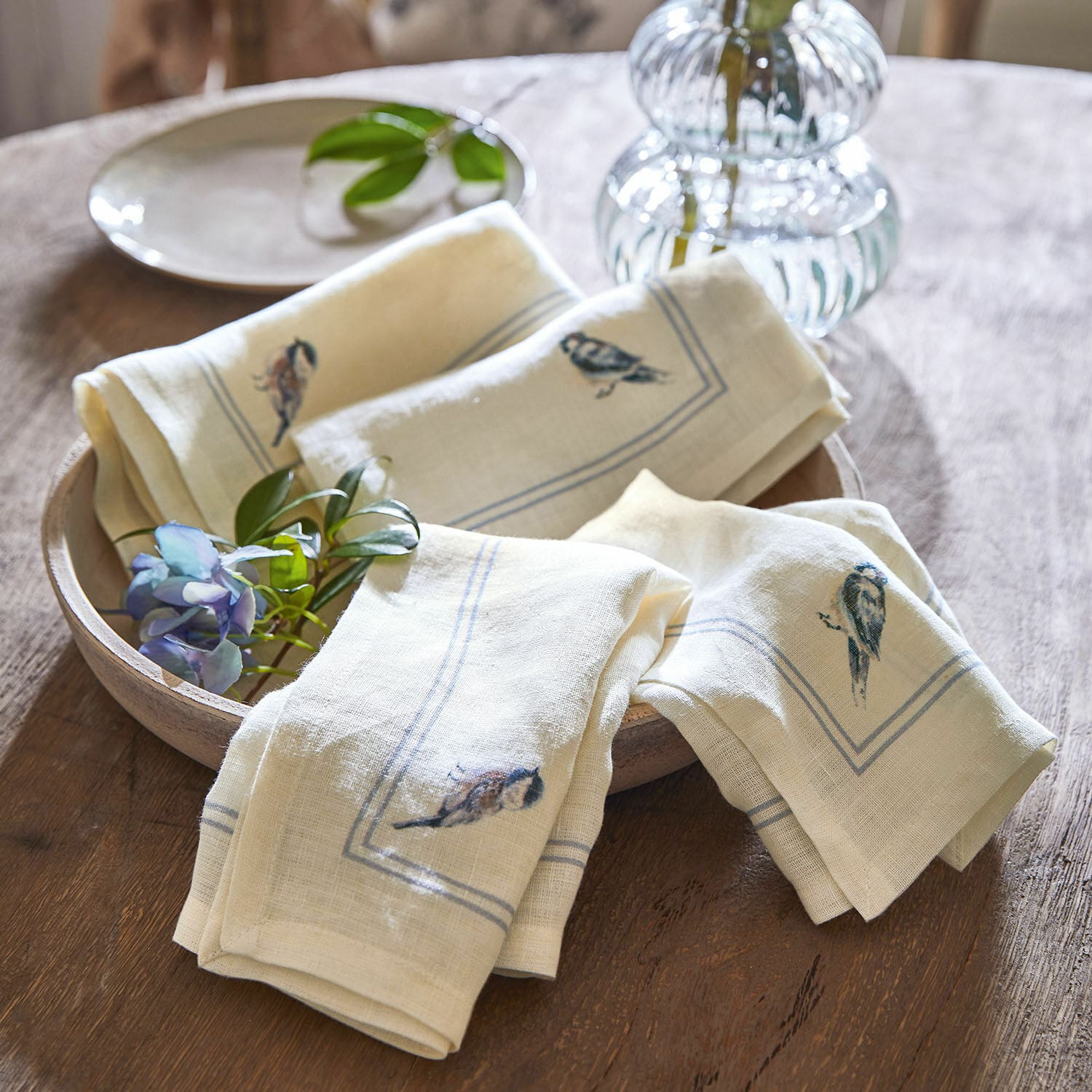 Set di 4 tovaglioli Taralga Tovaglioli in lino crema con stampa di uccelli su vassoio in legno, decorazione rustica per tavola