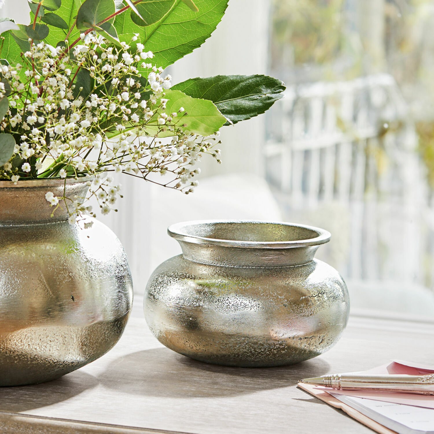 Vaso Hadrien Vaso decorativo in metallo argentato dalla forma arrotondata per tavolo o mensola
