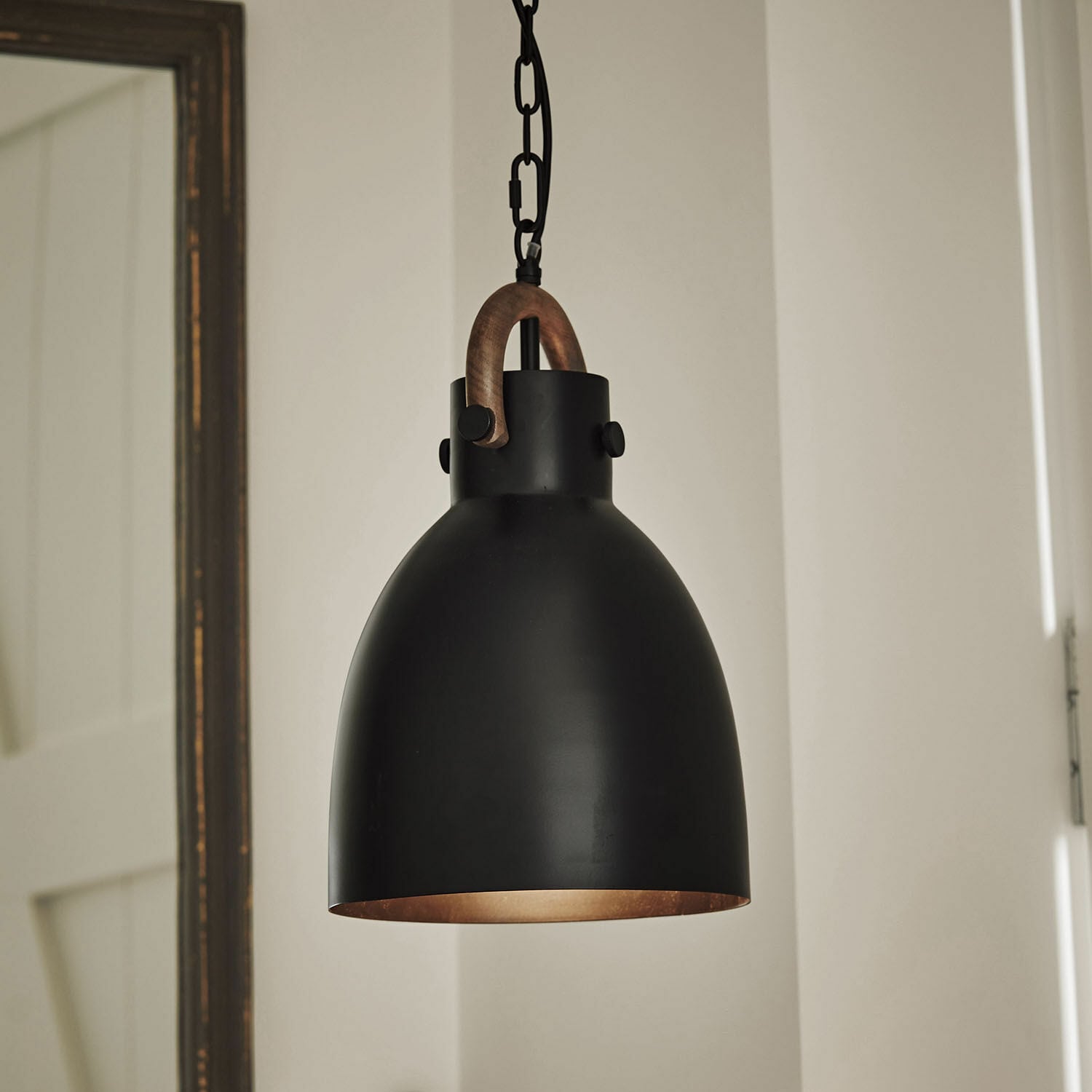 Lampada a sospensione Walcote Lampada a sospensione nera in metallo con manico in legno, illuminazione moderna per interni